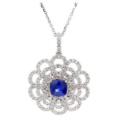 Colgante de oro en forma de gota con zafiro cojín azul natural y diamante blanco de 1,84 quilates TW