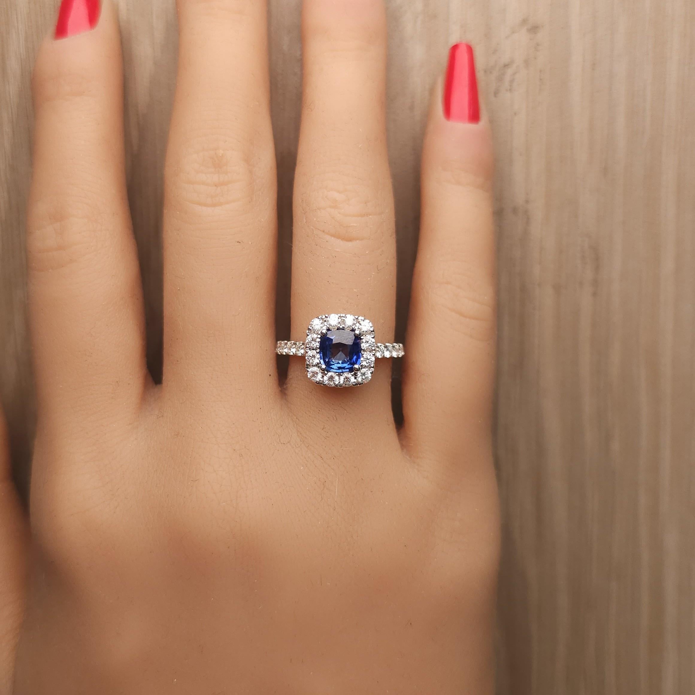 Natürlicher blauer Saphir im Kissenschliff und weißer Diamant 1.99 Karat TW Gold Cocktail-Ring Damen im Angebot