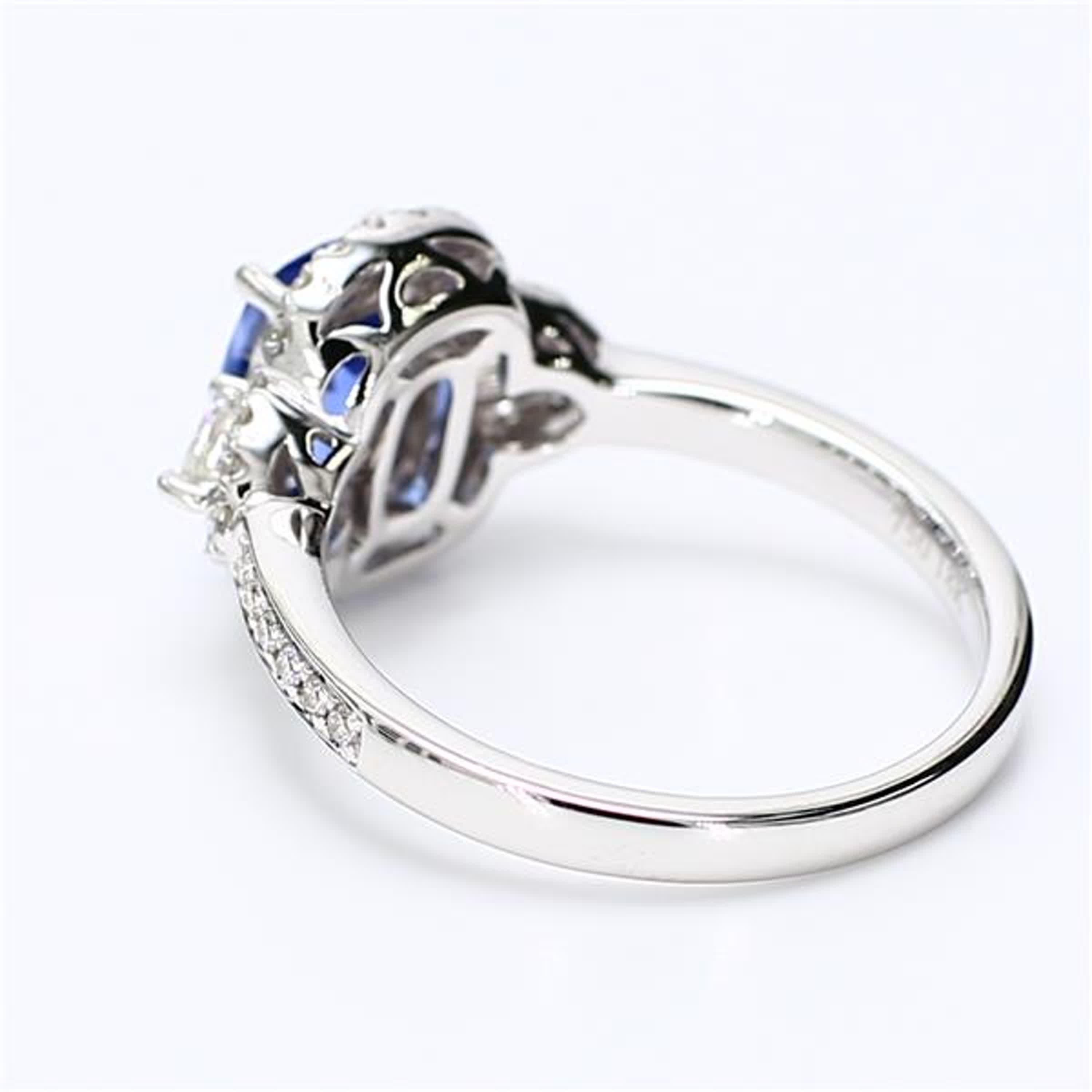 Natürlicher blauer Saphir im Kissenschliff und weißer Diamant 2.05 Karat TW Gold Cocktail-Ring im Zustand „Neu“ im Angebot in New York, NY