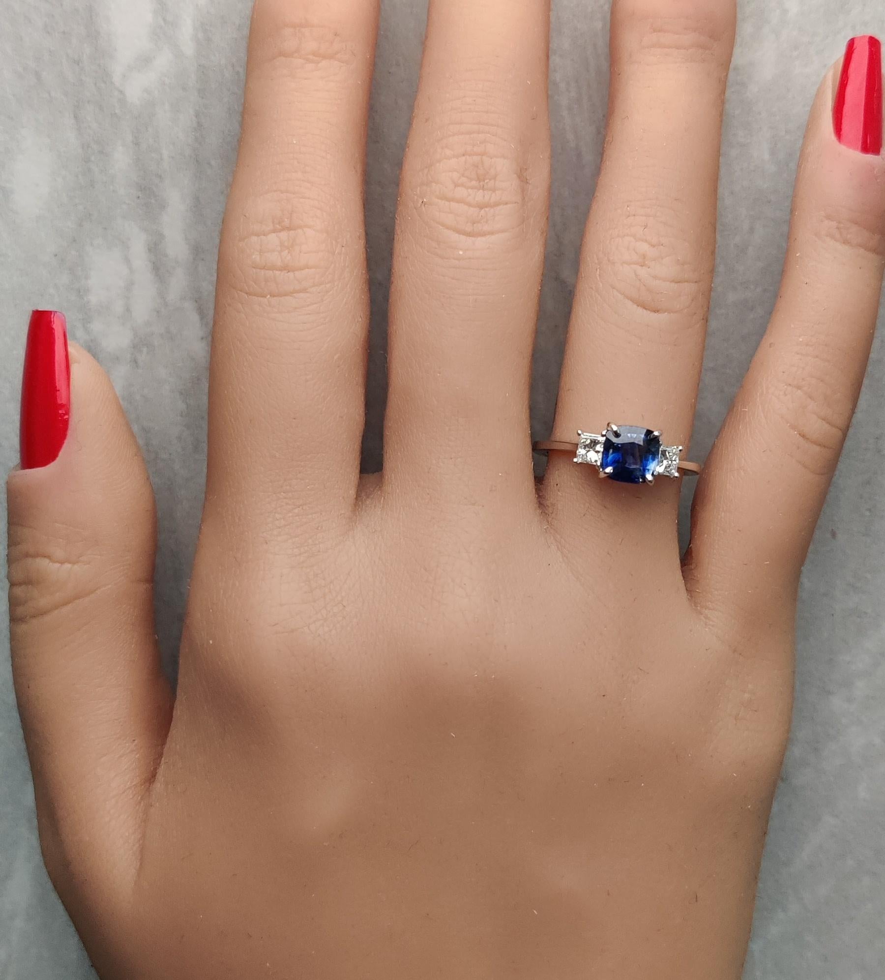 Bague cocktail en or 2.07 carats poids total, saphir bleu naturel taille coussin et diamant blanc Neuf - En vente à New York, NY