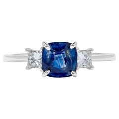 Anillo de cóctel de oro con zafiro cojín azul natural y diamante blanco de 2.07 quilates TW
