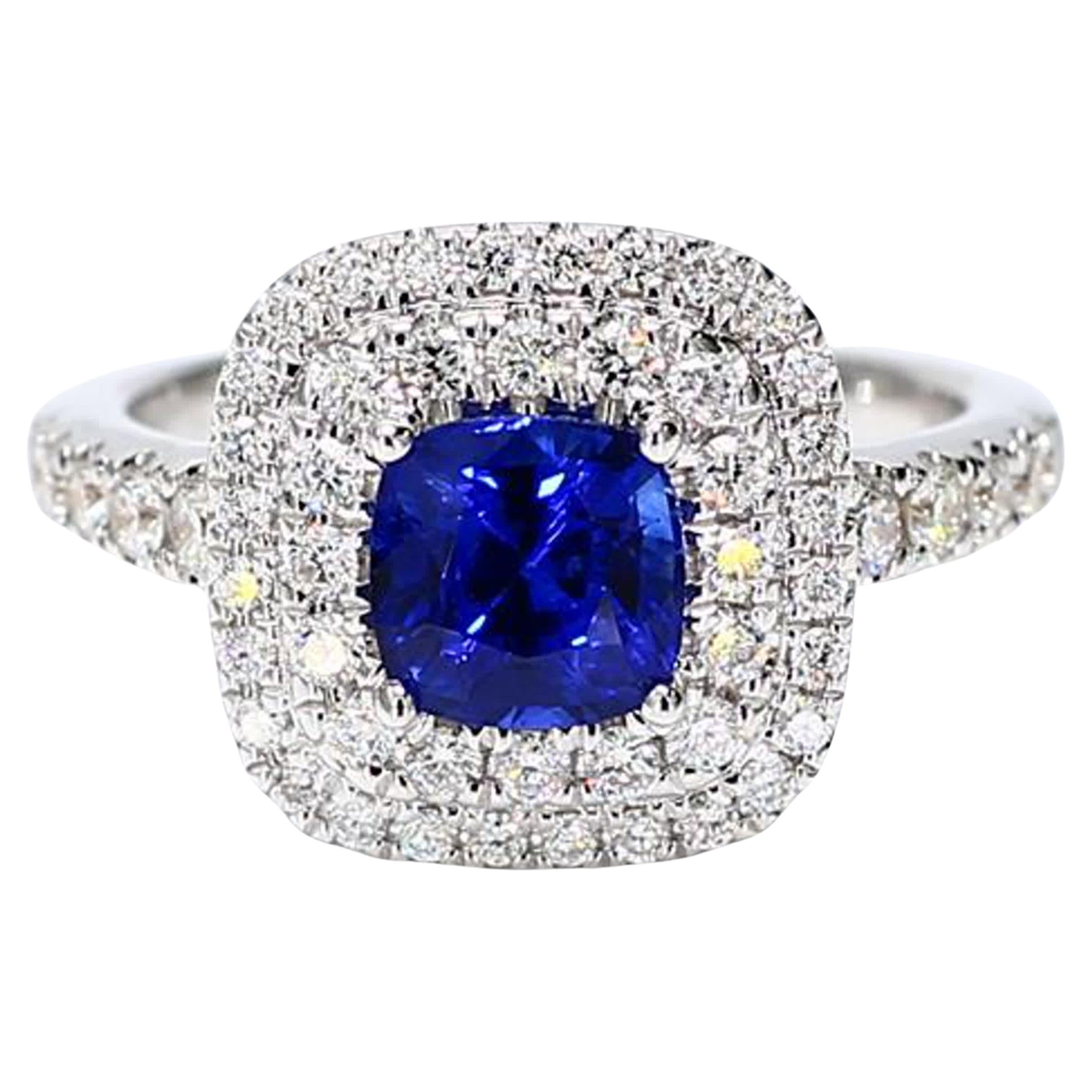 Bague cocktail en or 2.30 carats poids total, saphir bleu naturel taille coussin et diamant blanc