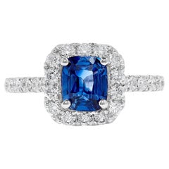 Anello da cocktail in oro con zaffiro blu naturale e diamante bianco da 2.36 carati TW