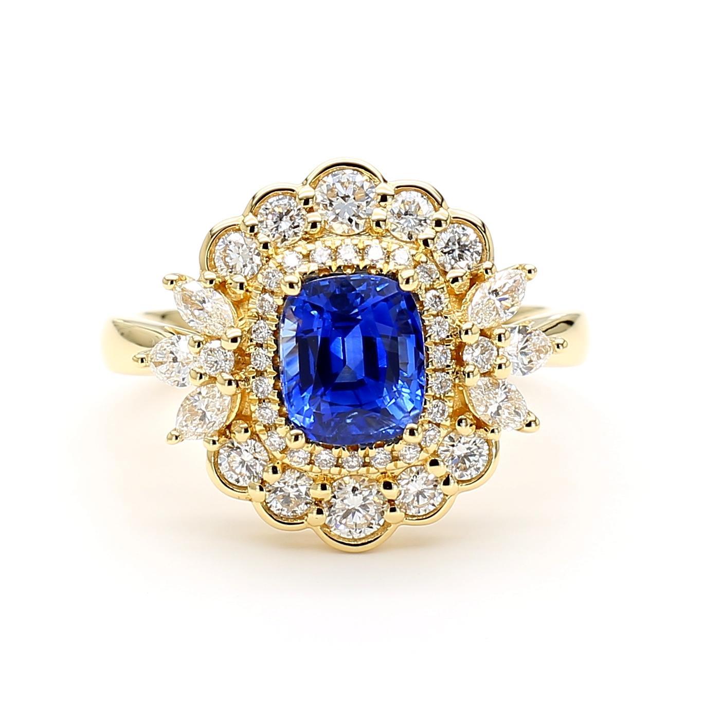 Natural Blue Cushion Sapphire and White Diamond 2.52 Carat TW Gold Cocktail Ring Contemporáneo en venta