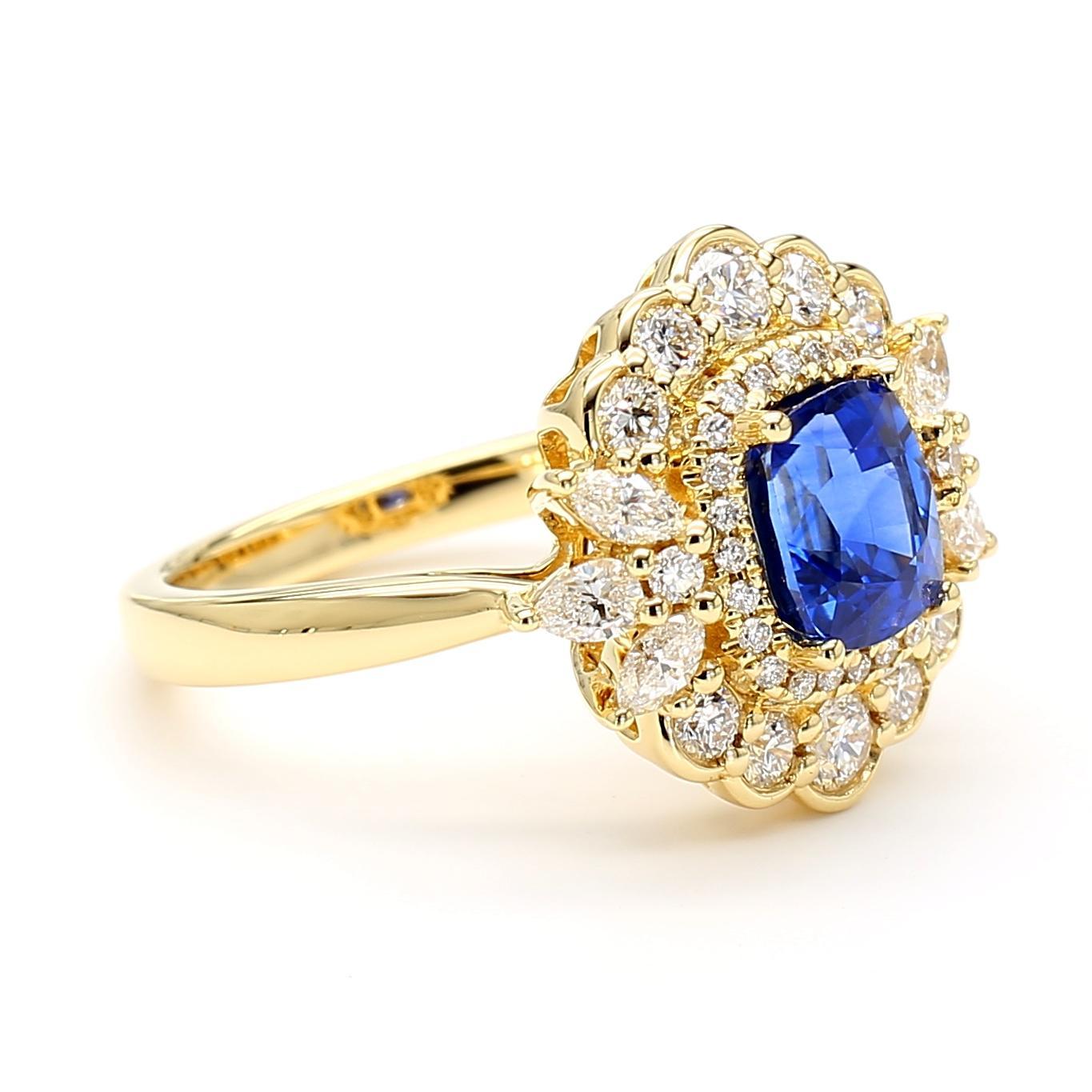 Natural Blue Cushion Sapphire and White Diamond 2.52 Carat TW Gold Cocktail Ring Corte cojín en venta