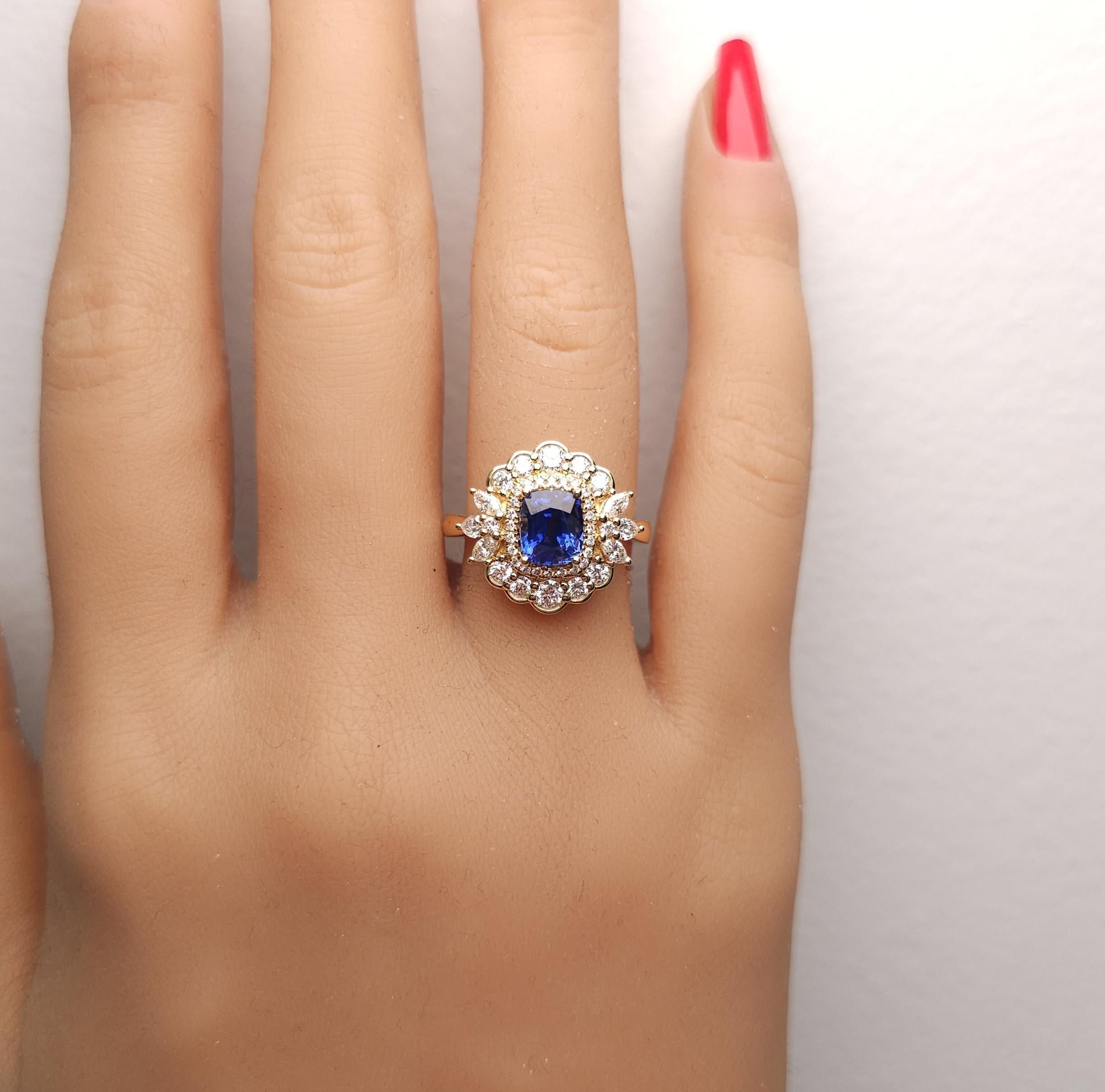Natural Blue Cushion Sapphire and White Diamond 2.52 Carat TW Gold Cocktail Ring en Nuevo estado para la venta en New York, NY