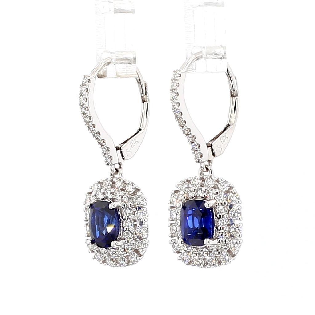 I bellissimi orecchini con zaffiro di RareGemworld. Montato in una splendida montatura in oro bianco 18 carati con zaffiri blu naturali taglio cuscino. Gli zaffiri sono circondati da diamanti bianchi tondi naturali e da diamanti in tutti gli