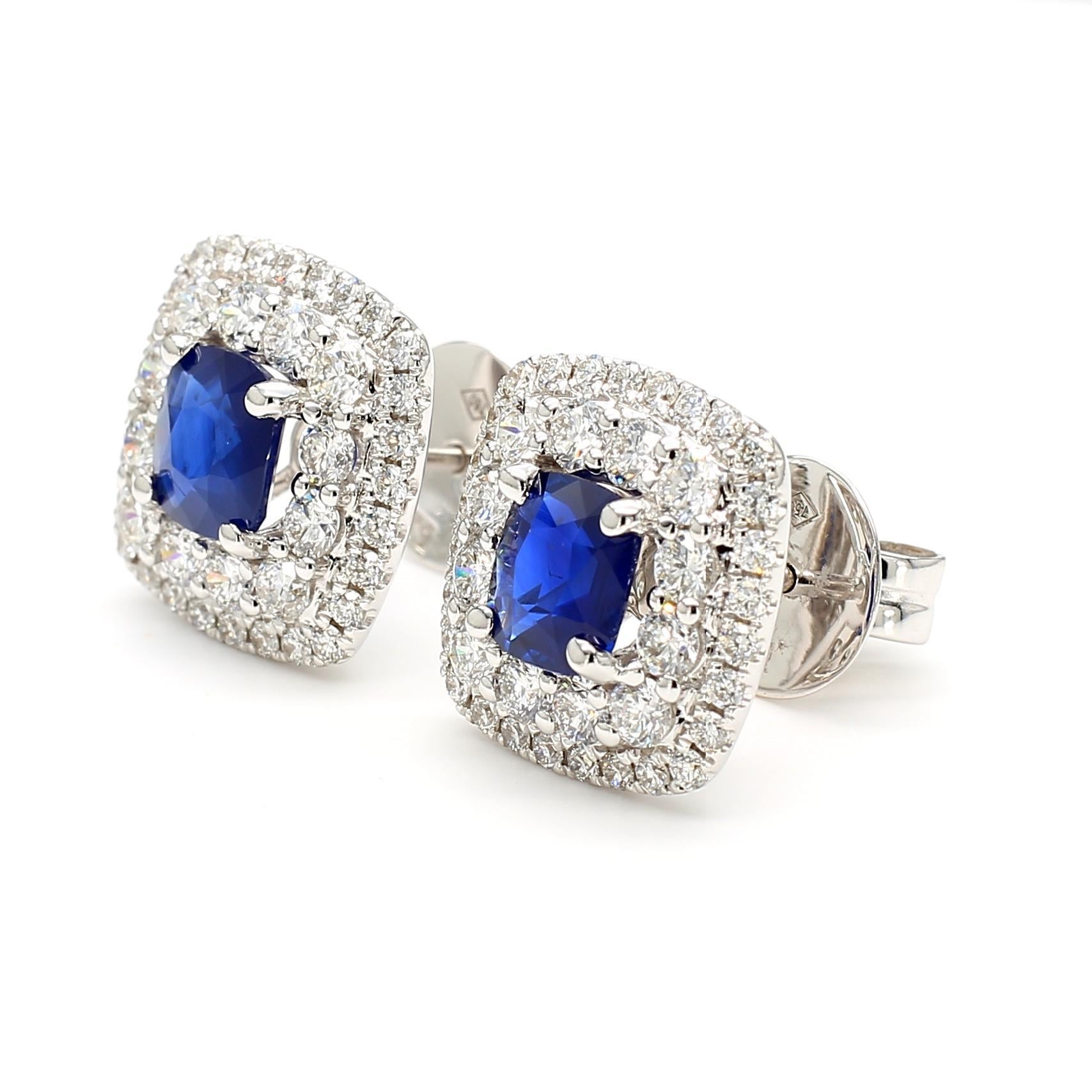 Preciosos pendientes de zafiro de RareGemWorld. Montada en un precioso engaste de oro blanco de 18 quilates con zafiros azules naturales talla cojín. Los zafiros están rodeados de melee de diamantes blancos redondos naturales, así como de diamantes