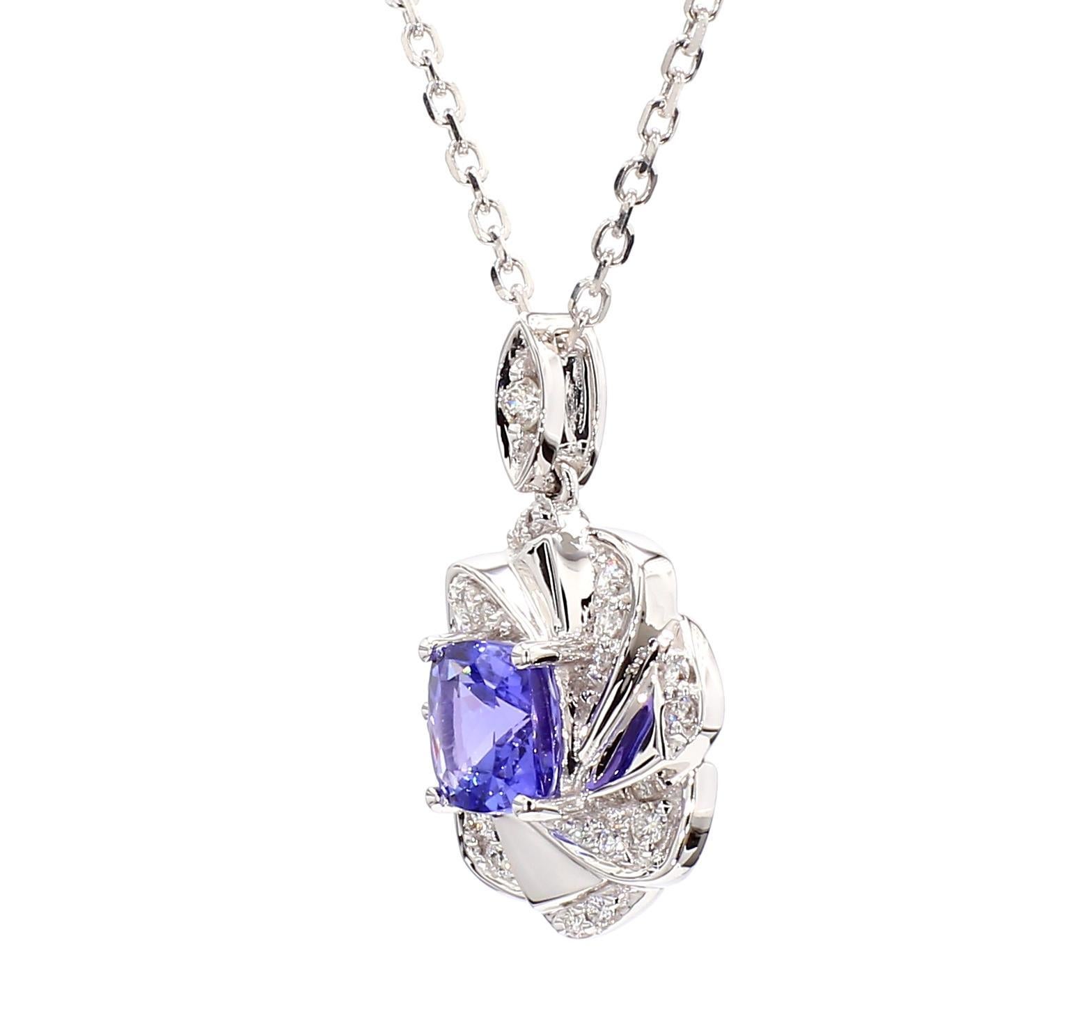 L'intrigante ciondolo di tanzanite di RareGemworld. Montato in una splendida montatura in oro bianco 14K con una tanzanite blu naturale tagliata a cuscino. La tanzanite è circondata da un diamante bianco rotondo naturale. Questo ciondolo è destinato