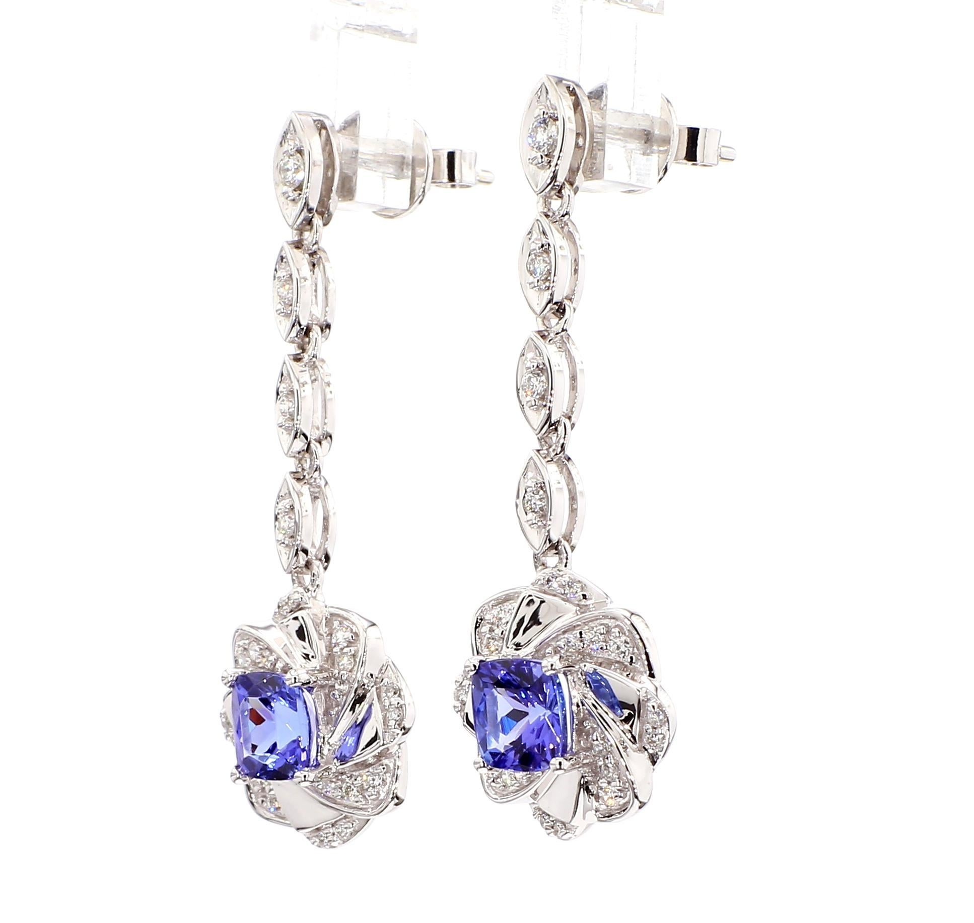 I bellissimi orecchini a goccia di tanzanite di RareGemworld. Montato in una splendida montatura in oro bianco 14K con una tanzanite blu naturale tagliata a cuscino. La tanzanite è circondata da un diamante bianco rotondo naturale. Questi orecchini