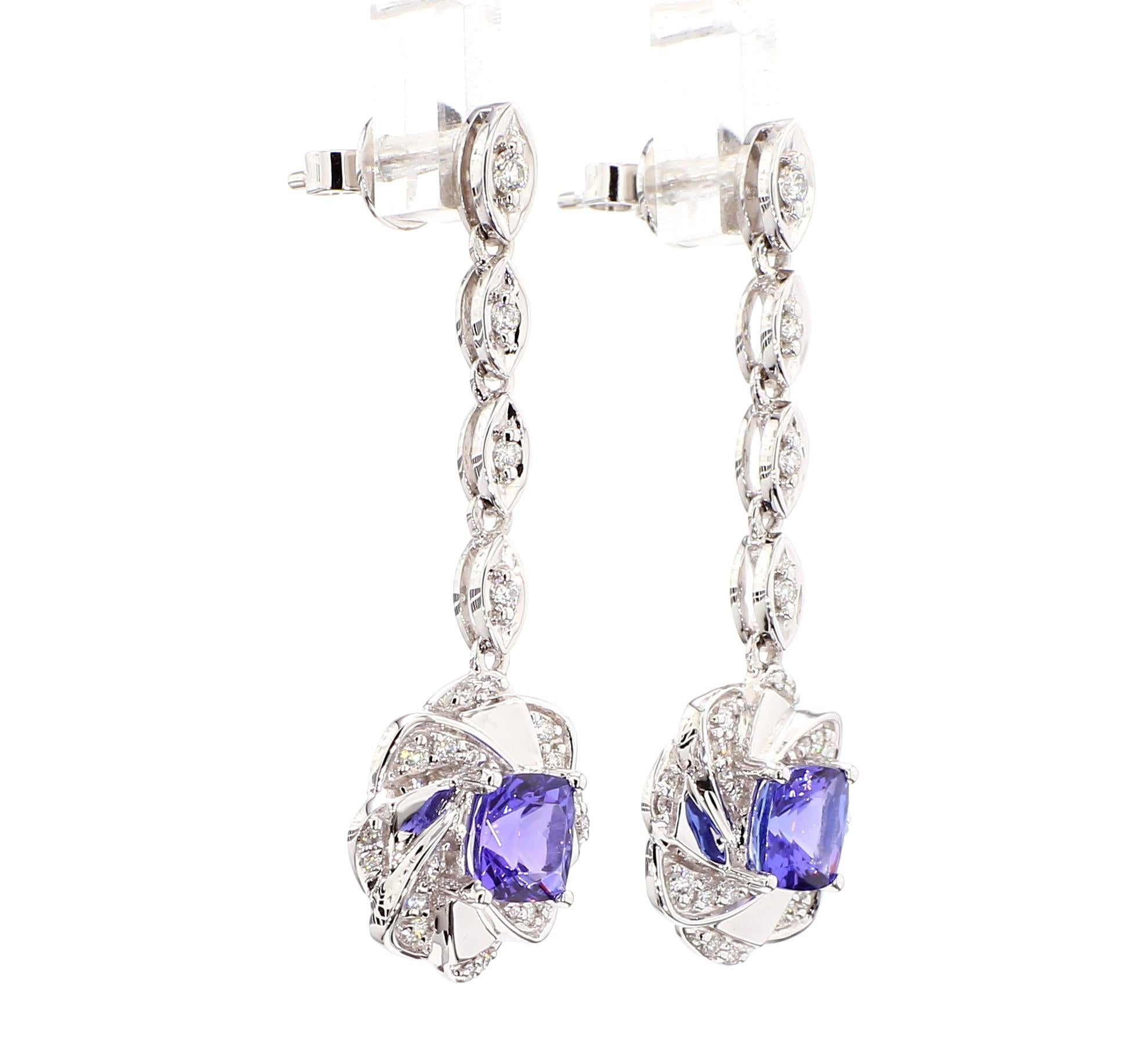 Taglio cuscino Orecchini in oro con tanzanite blu naturale a cuscino e diamante bianco da 1,63 carati TW in vendita