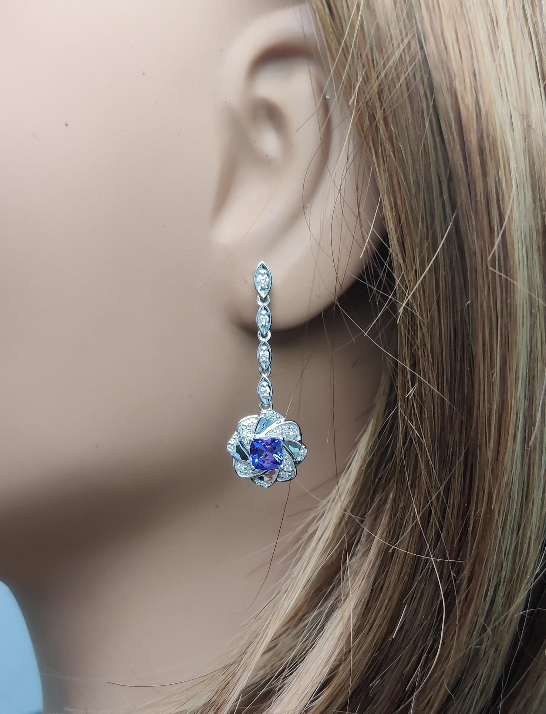Orecchini in oro con tanzanite blu naturale a cuscino e diamante bianco da 1,63 carati TW In condizioni Nuovo in vendita a New York, NY