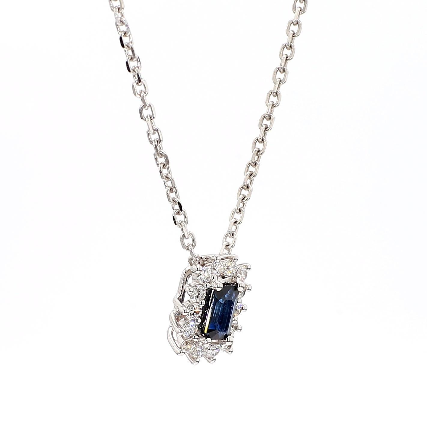 Der schöne Saphir-Anhänger von RareGemWorld. Montiert in einer schönen Fassung aus 18 Karat Weißgold mit einem natürlichen blauen Saphir im Smaragdschliff. Der Saphir ist von einem runden weißen Naturdiamanten umgeben. Dieser Anhänger wird Sie