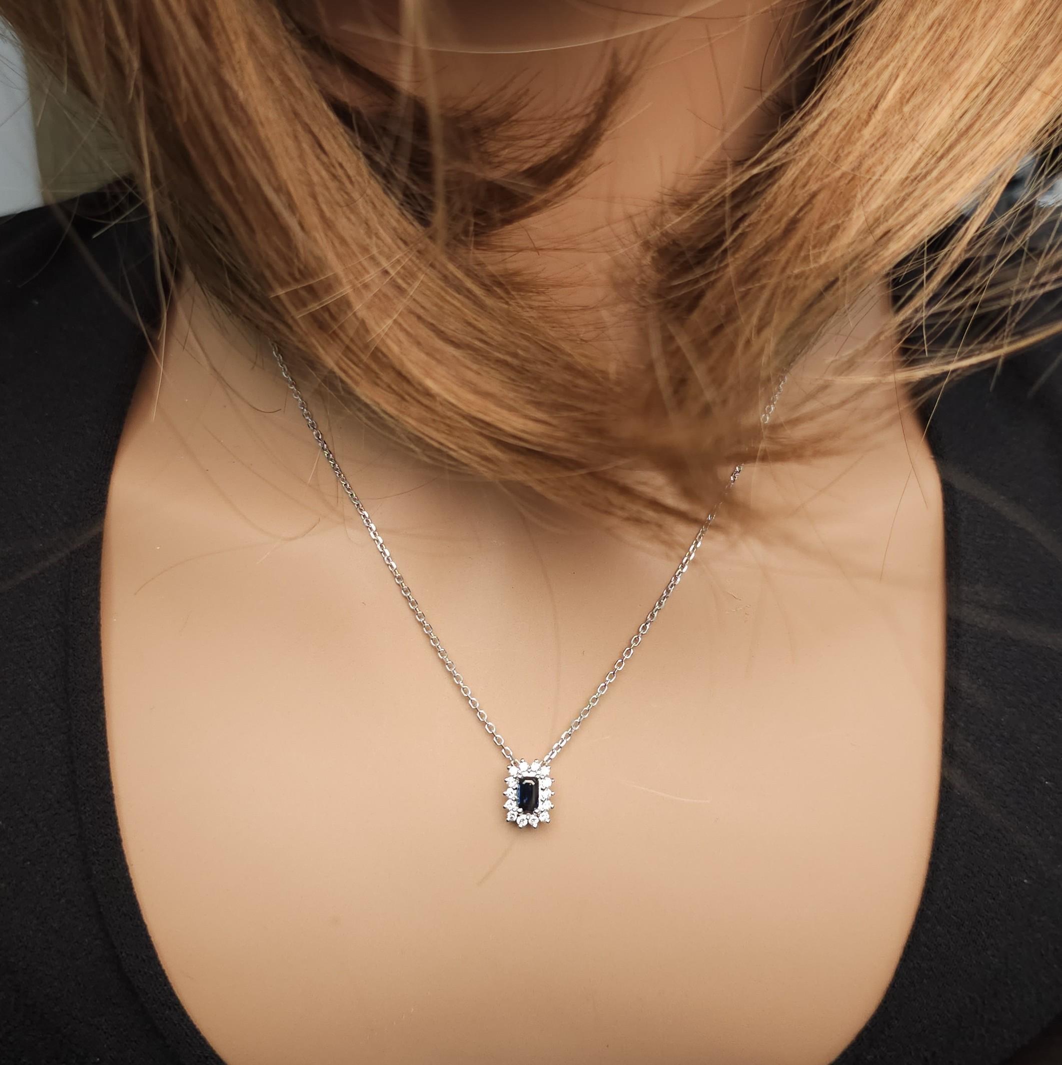 Natürlicher blauer Saphir im Smaragdschliff und Diamant 0.49 Karat TW Tropfenanhänger Damen im Angebot