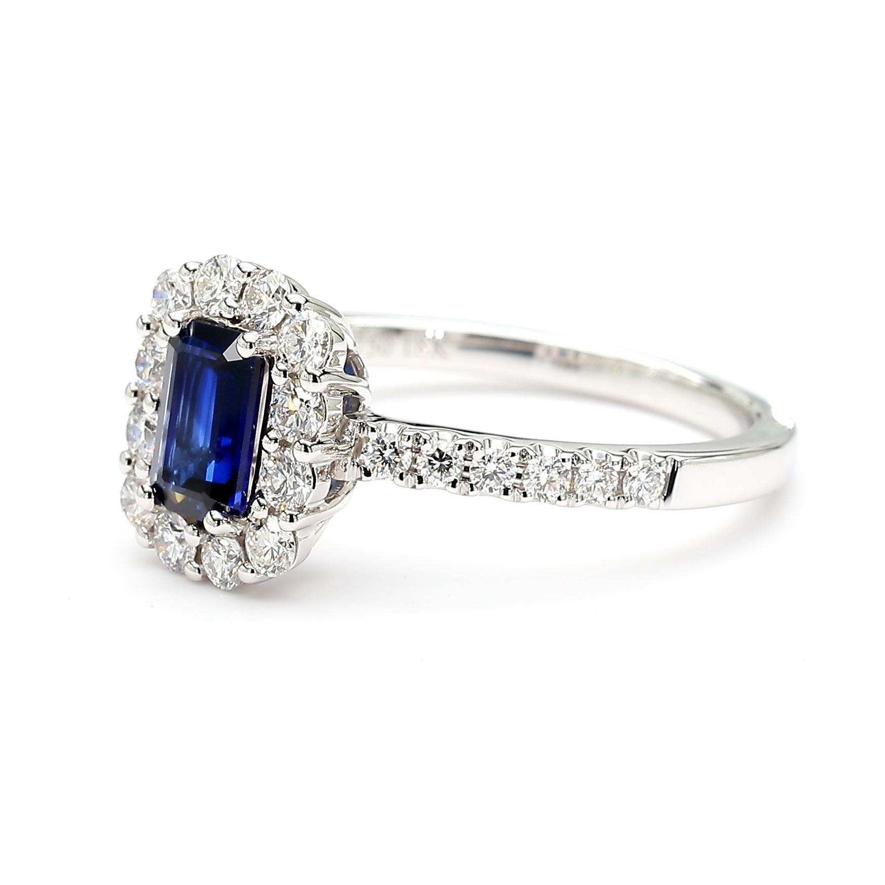 La magnifique bague en saphir de Raregemworld. Monté dans une magnifique monture en or blanc 18 carats avec un saphir bleu naturel taillé en émeraude. Le saphir est entouré d'une mêlée de diamants blancs ronds naturels. Cette bague est garantie pour