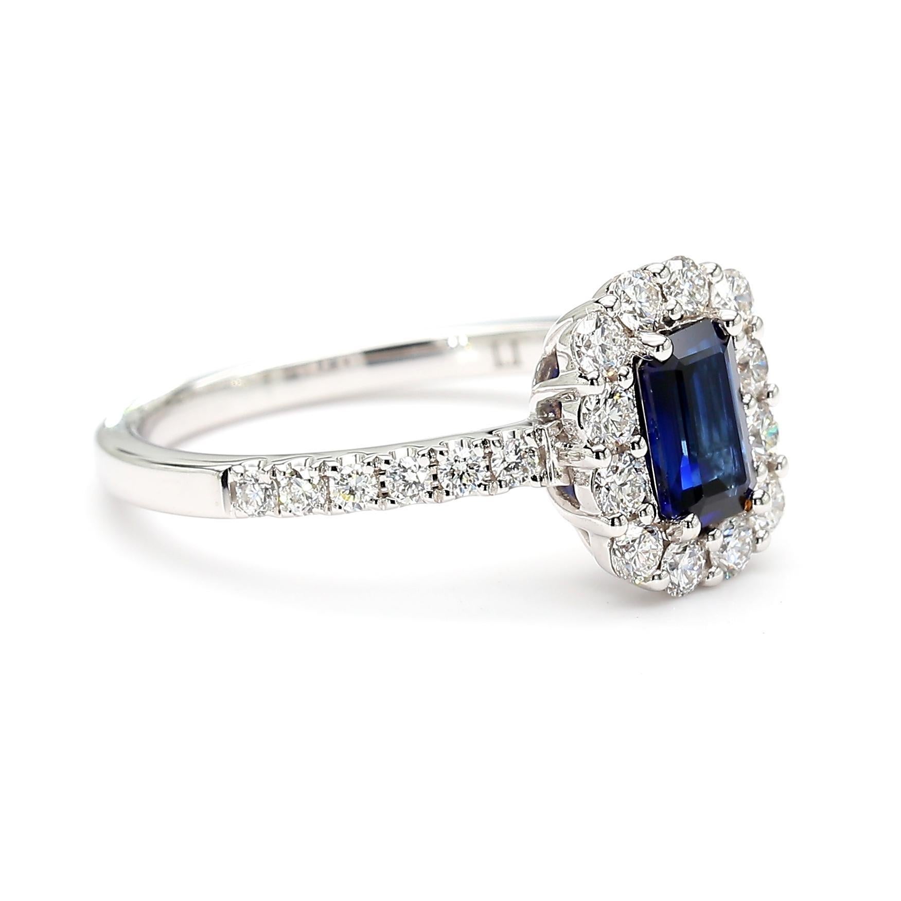 Taille émeraude Bague cocktail en or 1.17 carats TW, saphir émeraude bleue naturelle et diamant blanc en vente