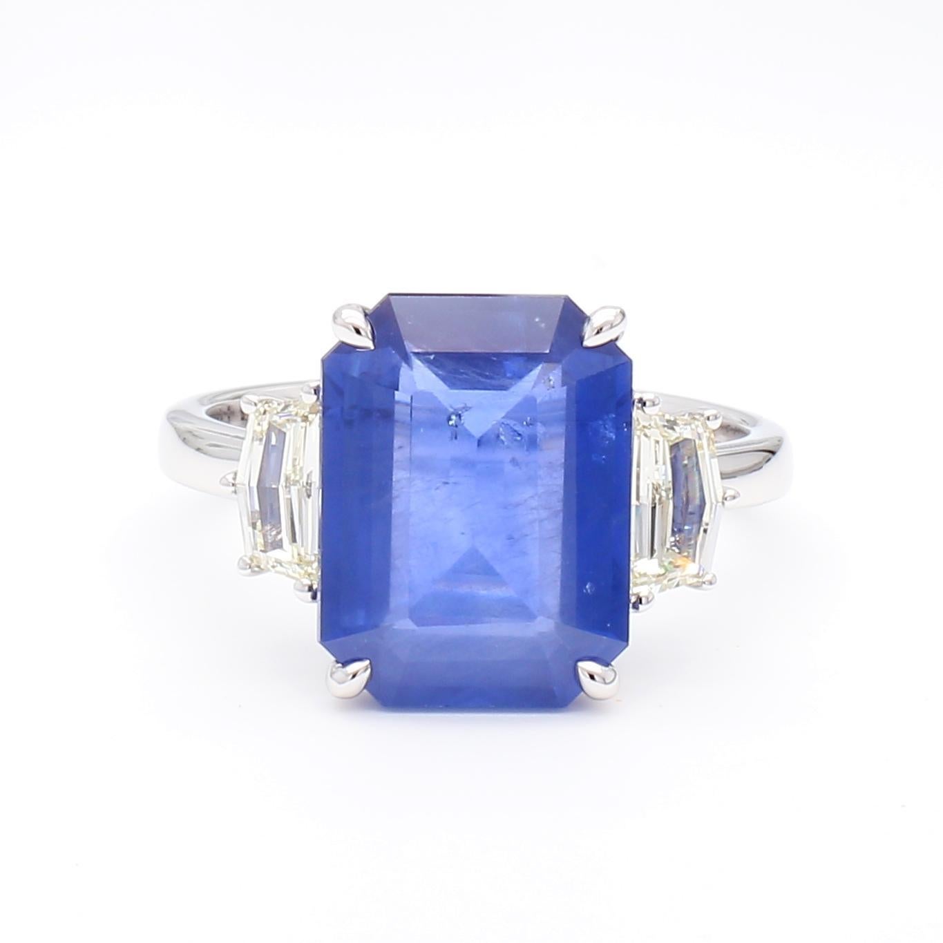 Contemporary Natural Blue Emerald Sapphire and White Diamond 6.99 Carat TW Gold Cocktail Ring For Sale