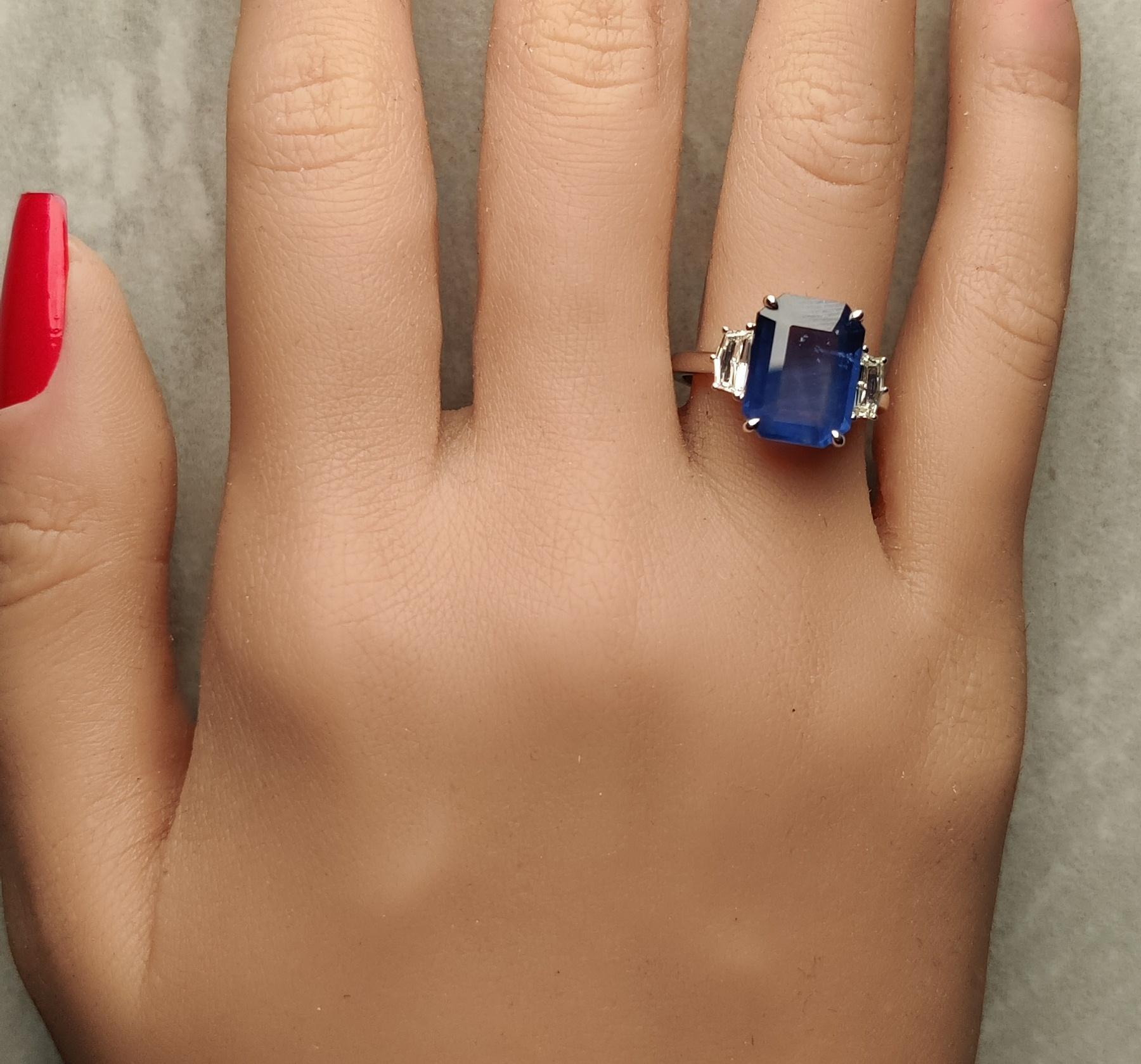 Natural Blue Emerald Sapphire and White Diamond 6.99 Carat TW Gold Cocktail Ring In New Condition For Sale In New York, NY