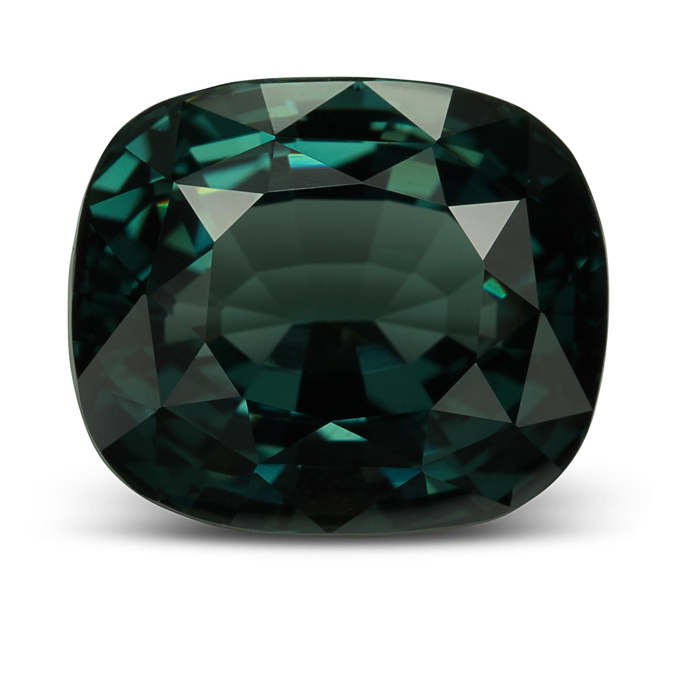 Ce superbe spinelle bleu-vert naturel, pesant 6,49 carats, présente un mélange captivant de tons bleu foncé et verts.

Poids en carats : 6,49 carats, offrant une présence substantielle et impressionnante.
Forme : Coussin, une taille classique qui