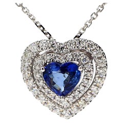 Pendentif en or blanc avec saphir bleu naturel en forme de cœur et diamant blanc de 1,50 carat poids total