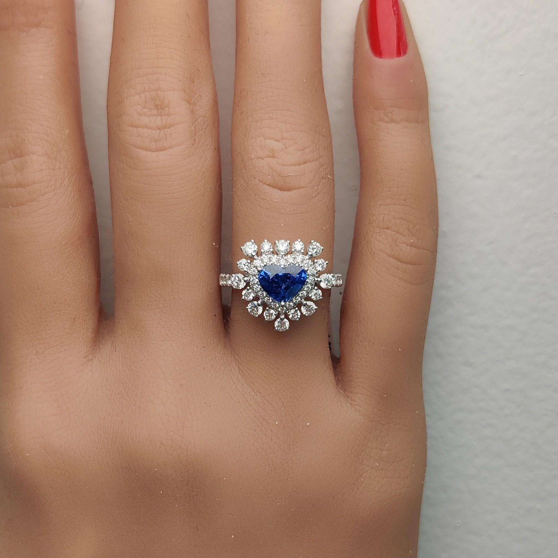 Natürlicher blauer Herz-Saphir und weißer Diamant 2.26 Karat TW Gold Cocktail-Ring im Zustand „Neu“ im Angebot in New York, NY