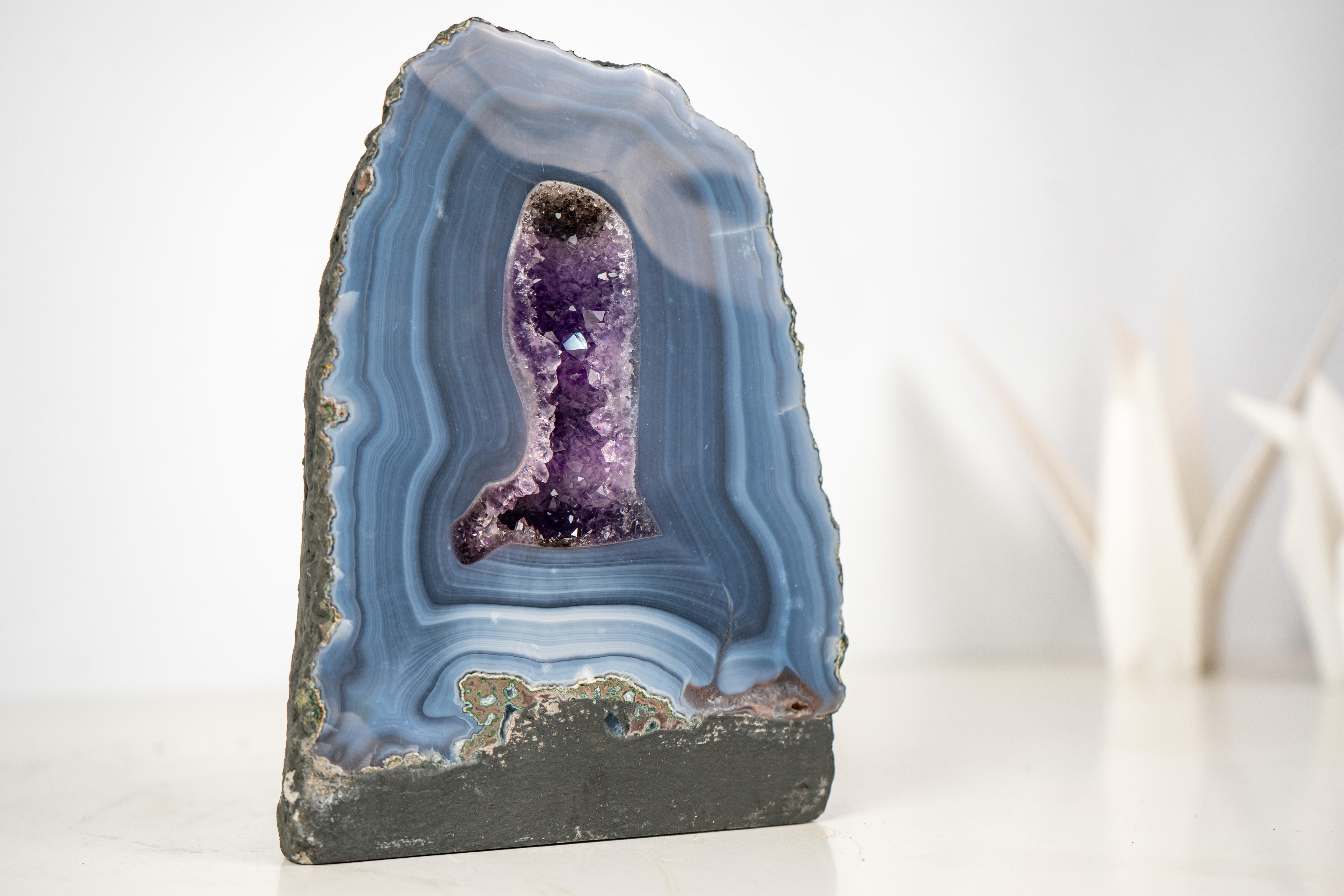 Nature's Artwork: Rare Blue Lace Agate Geode with Intrinsic Striped Pattern and Quartz Interior

Description

With rare characteristics such as striped blue agate laces, striking aesthetics, and an amethyst crystal center, this unique geode was