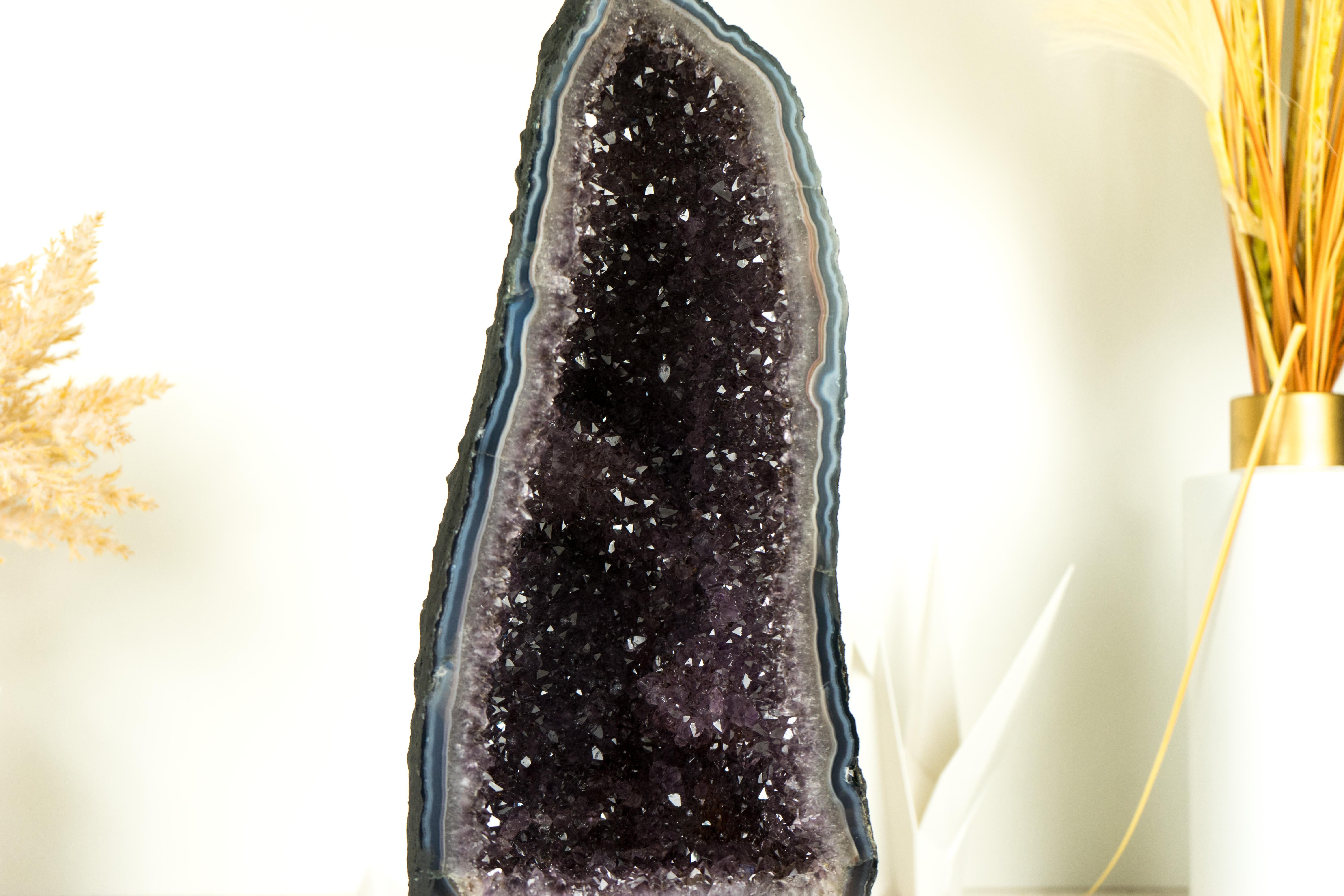 Geode en dentelle bleue naturelle avec améthyste lavande scintillante en vente 4