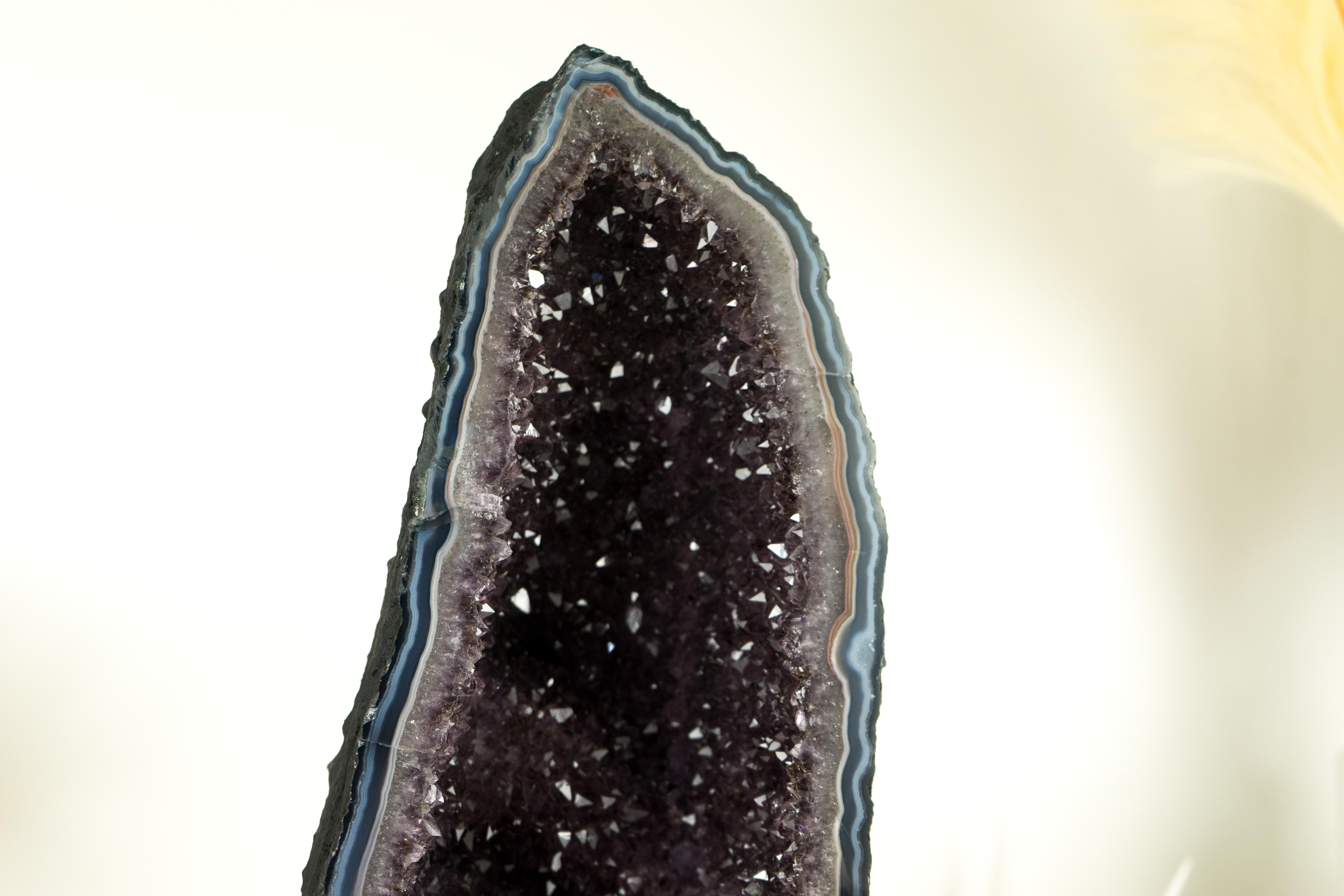 Geode en dentelle bleue naturelle avec améthyste lavande scintillante en vente 2