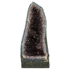 Natürlicher blauer Spitzen-Achat-Geode mit funkelndem lavendelfarbenem Amethyst