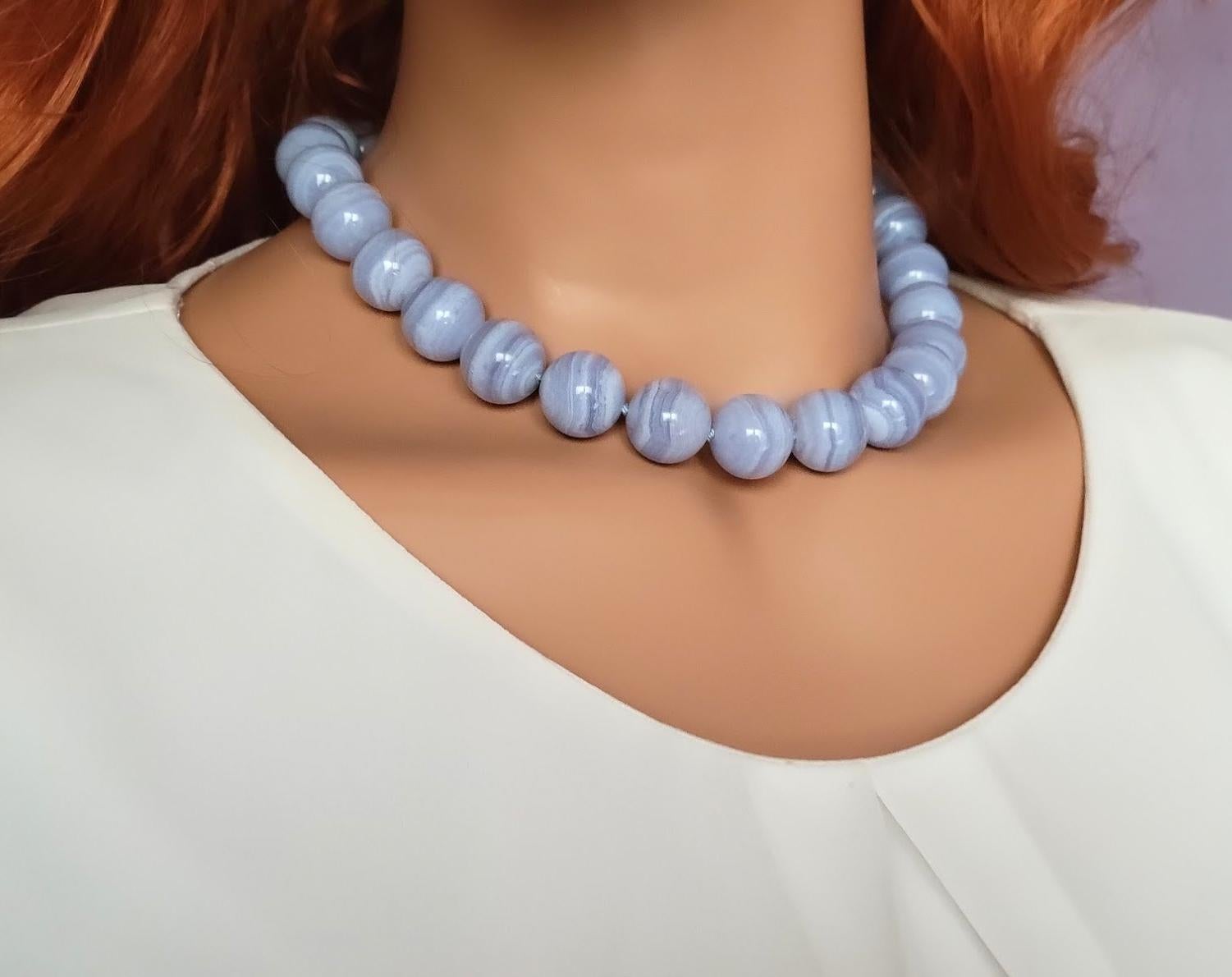 Collar de ágata encaje azul natural, cuentas redondas de 16 mm, 17,5″. en Excelente estado para la venta en Chesterland, OH