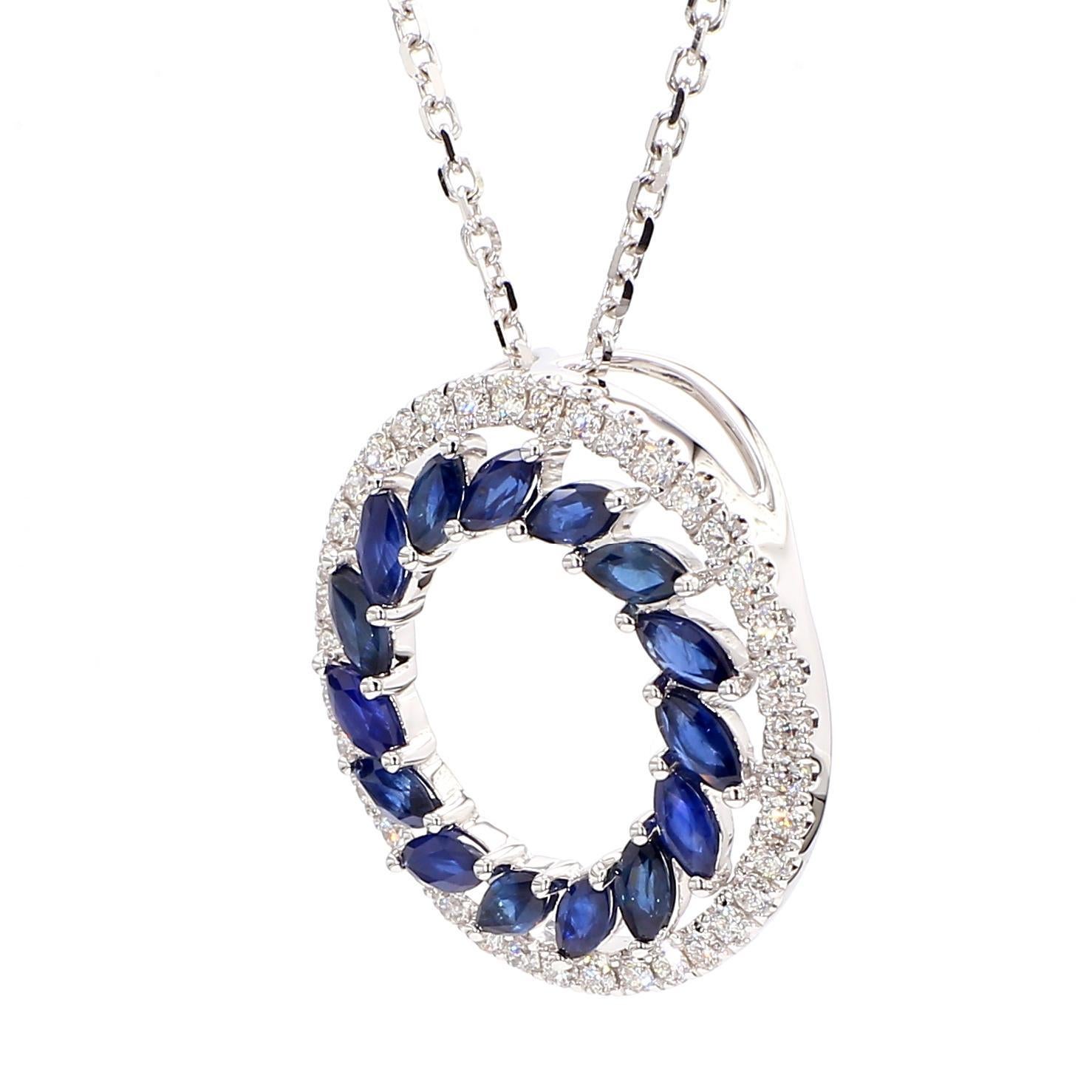 Pendentif en saphir de Raregemworld. Monté dans une belle monture en or blanc 18 carats avec des saphirs bleus naturels taillés en marquise, complétés par une mêlée de diamants blancs ronds naturels. Ce pendentif ne manquera pas d'impressionner et