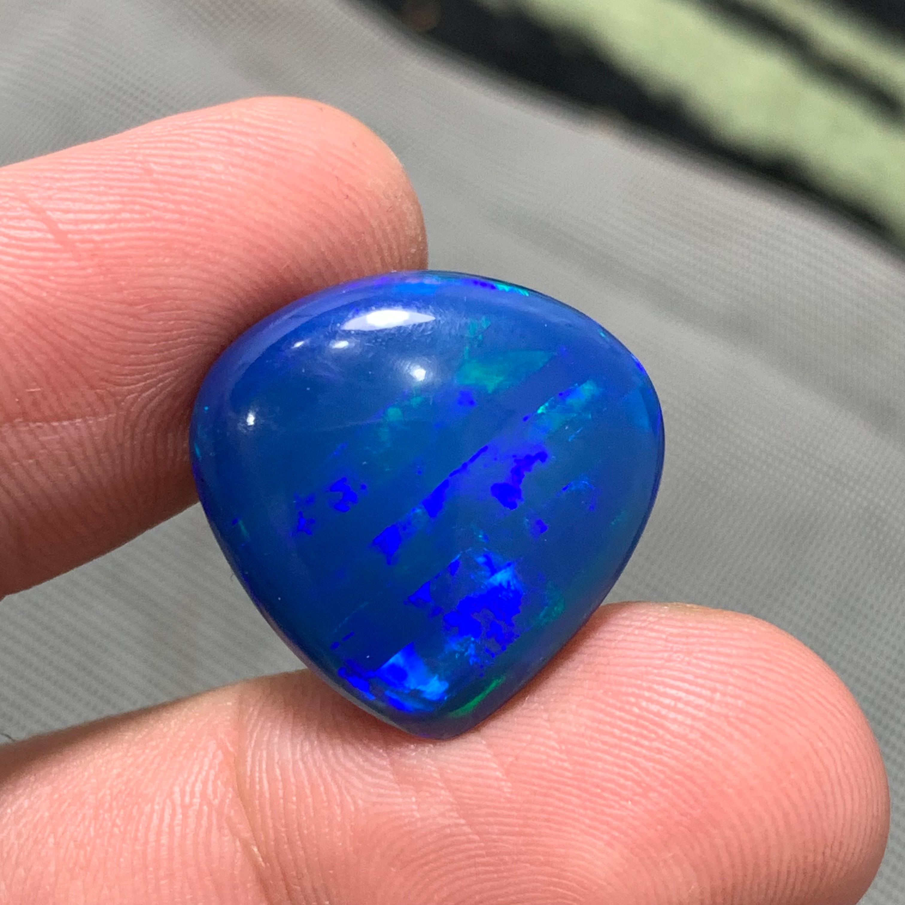 Opale bleue naturelle 13,20 carats Cabochon poire Pierre précieuse en vrac avec jeu de couleurs en vente 5