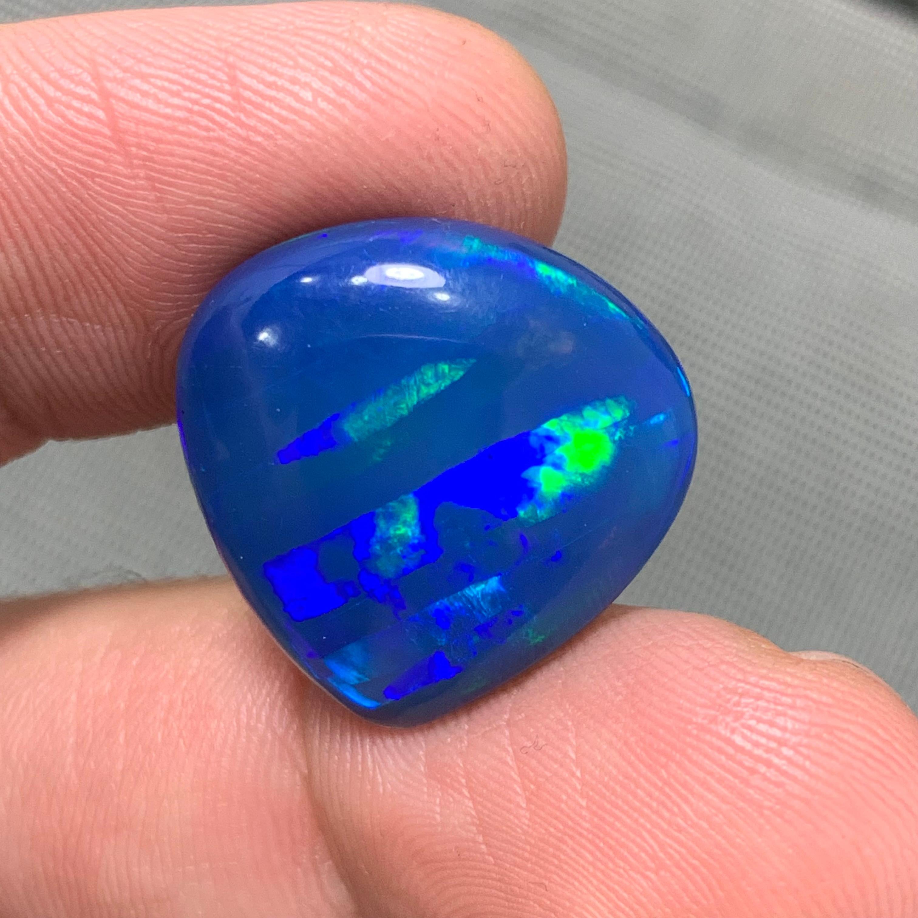 Opale bleue naturelle 13,20 carats Cabochon poire Pierre précieuse en vrac avec jeu de couleurs en vente 6