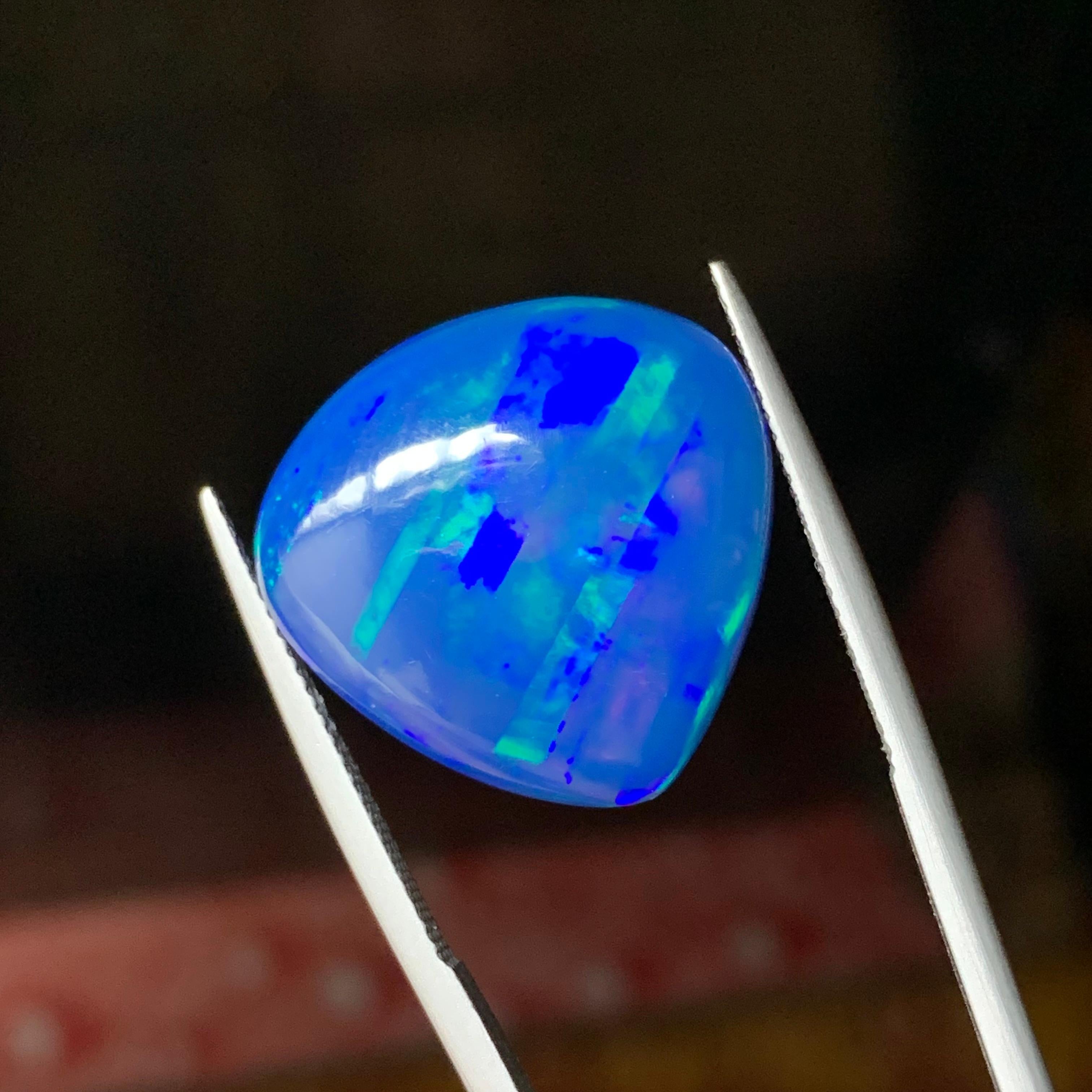 Opale bleue naturelle 13,20 carats Cabochon poire Pierre précieuse en vrac avec jeu de couleurs en vente 3