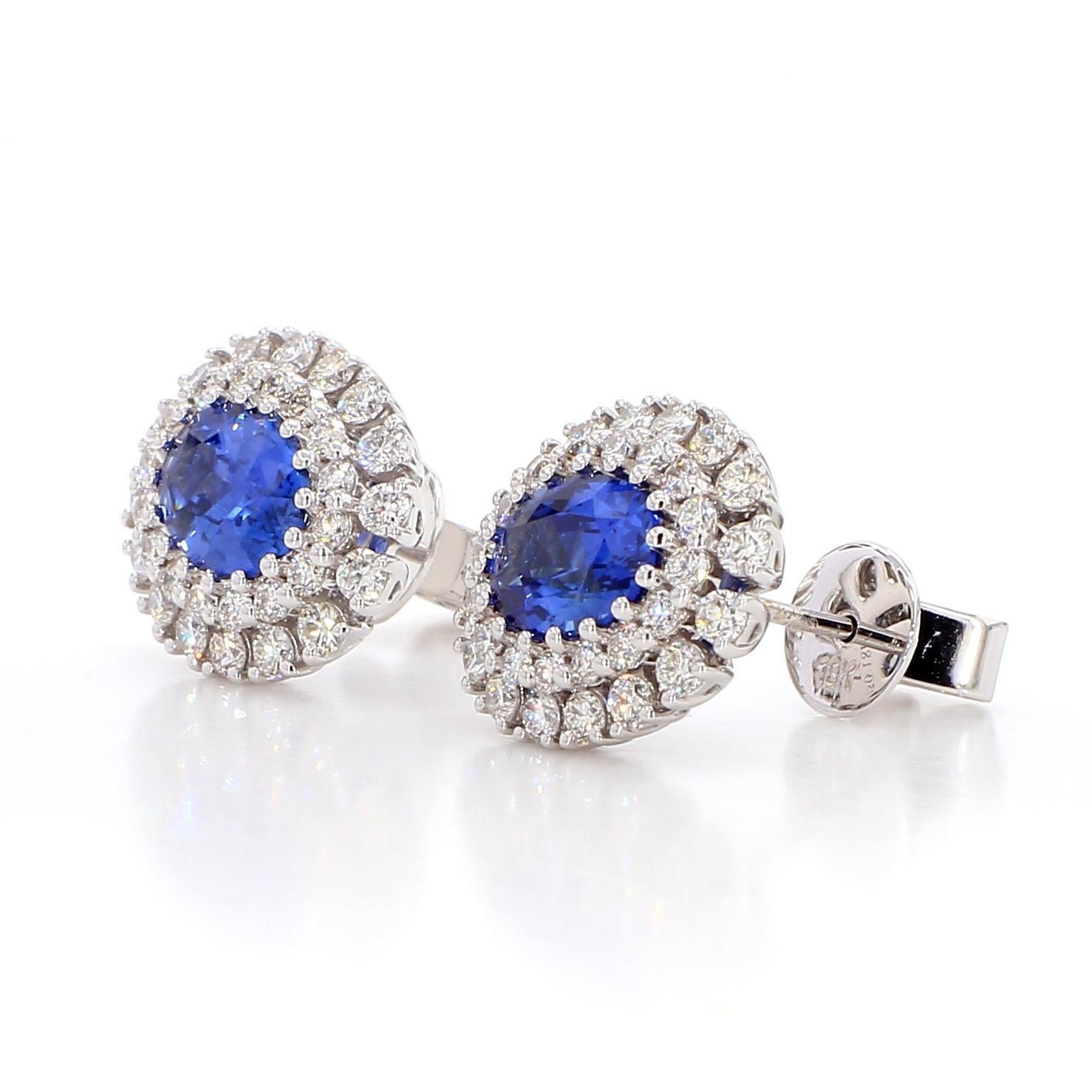 Les magnifiques boucles d'oreilles en saphir de Raregemworld. Monté dans une belle monture en or blanc 18 carats avec des saphirs bleus naturels de taille ovale complétés par une mêlée de diamants blancs ronds naturels. Ces boucles d'oreilles sont