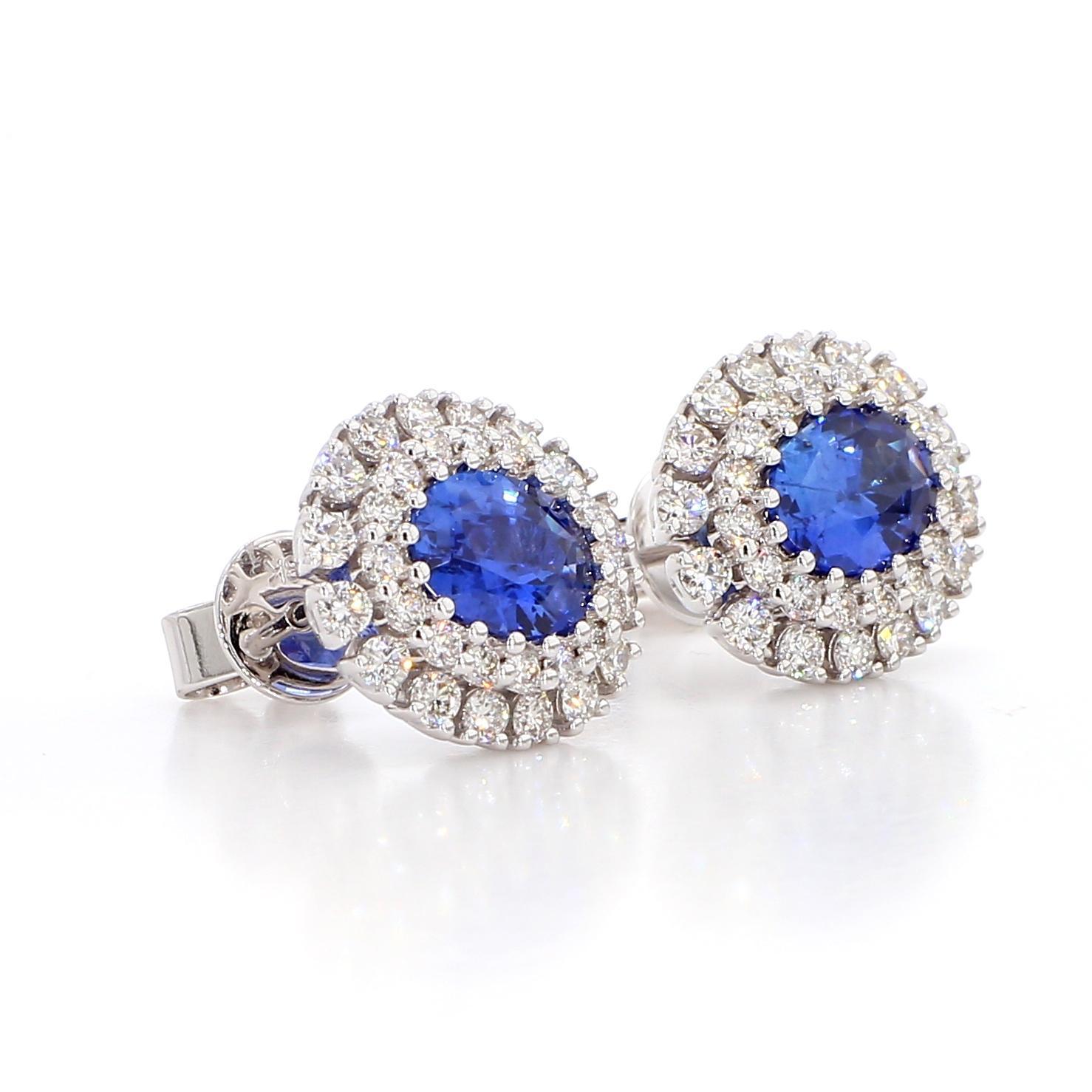 Taille ovale Clous d'oreilles en or, saphir ovale bleu naturel et diamant de 3.38 carats poids total en vente