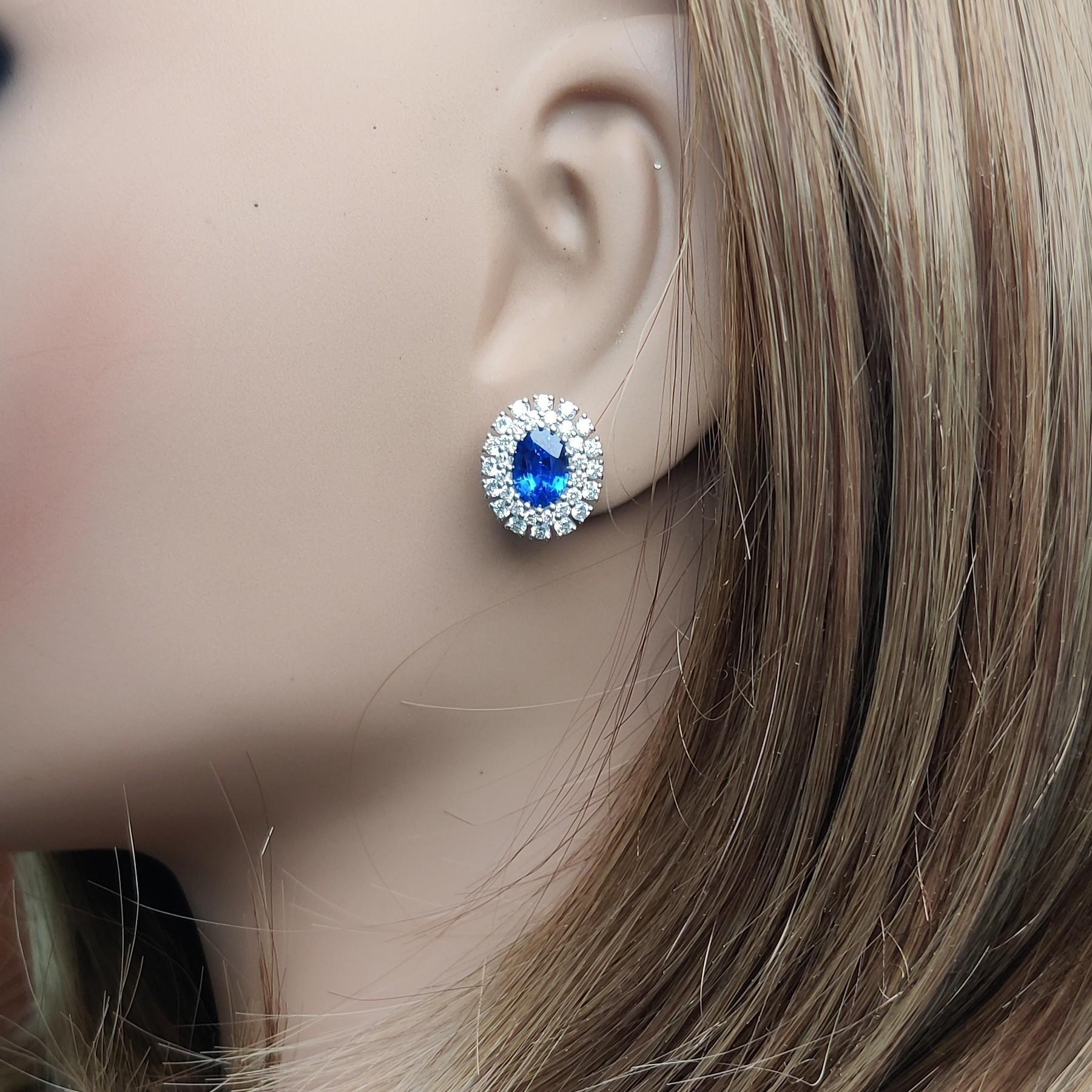 Clous d'oreilles en or, saphir ovale bleu naturel et diamant de 3.38 carats poids total Neuf - En vente à New York, NY