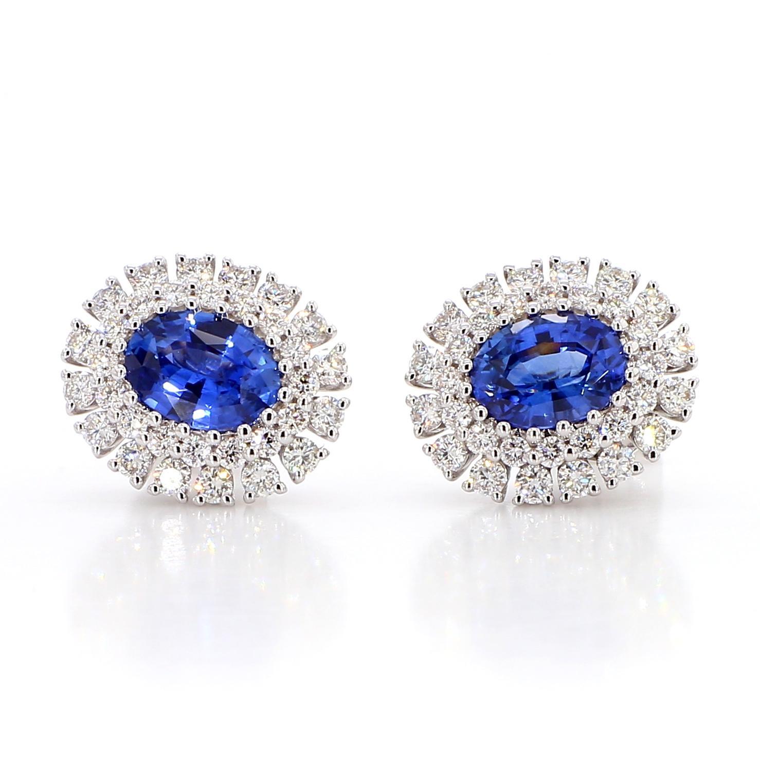 Contemporain Clous d'oreilles en or, saphir ovale bleu naturel et diamant de 3.48 carats poids total en vente