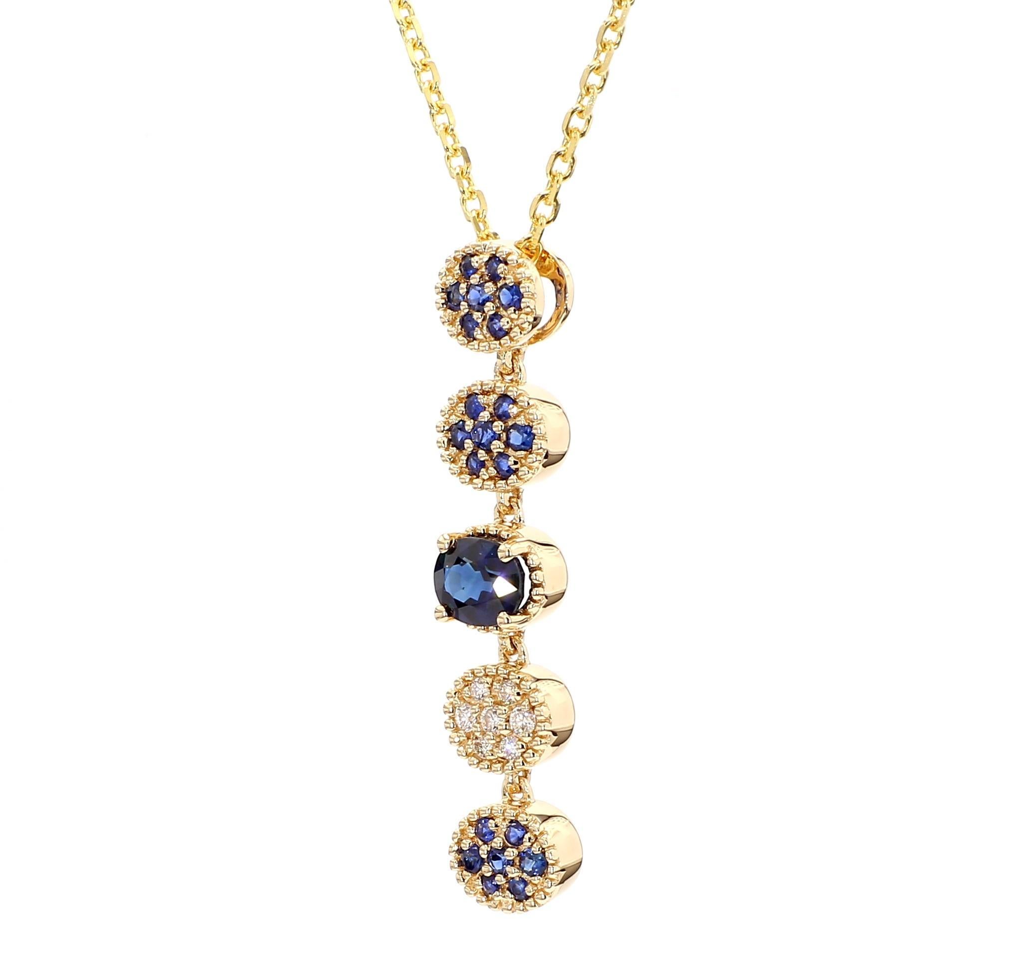 L'intrigante ciondolo con zaffiro di RareGemworld. Montato in una splendida montatura in oro giallo 14 carati con uno zaffiro blu naturale dal taglio ovale. Lo zaffiro è circondato da zaffiri blu naturali a taglio rotondo e da diamanti bianchi