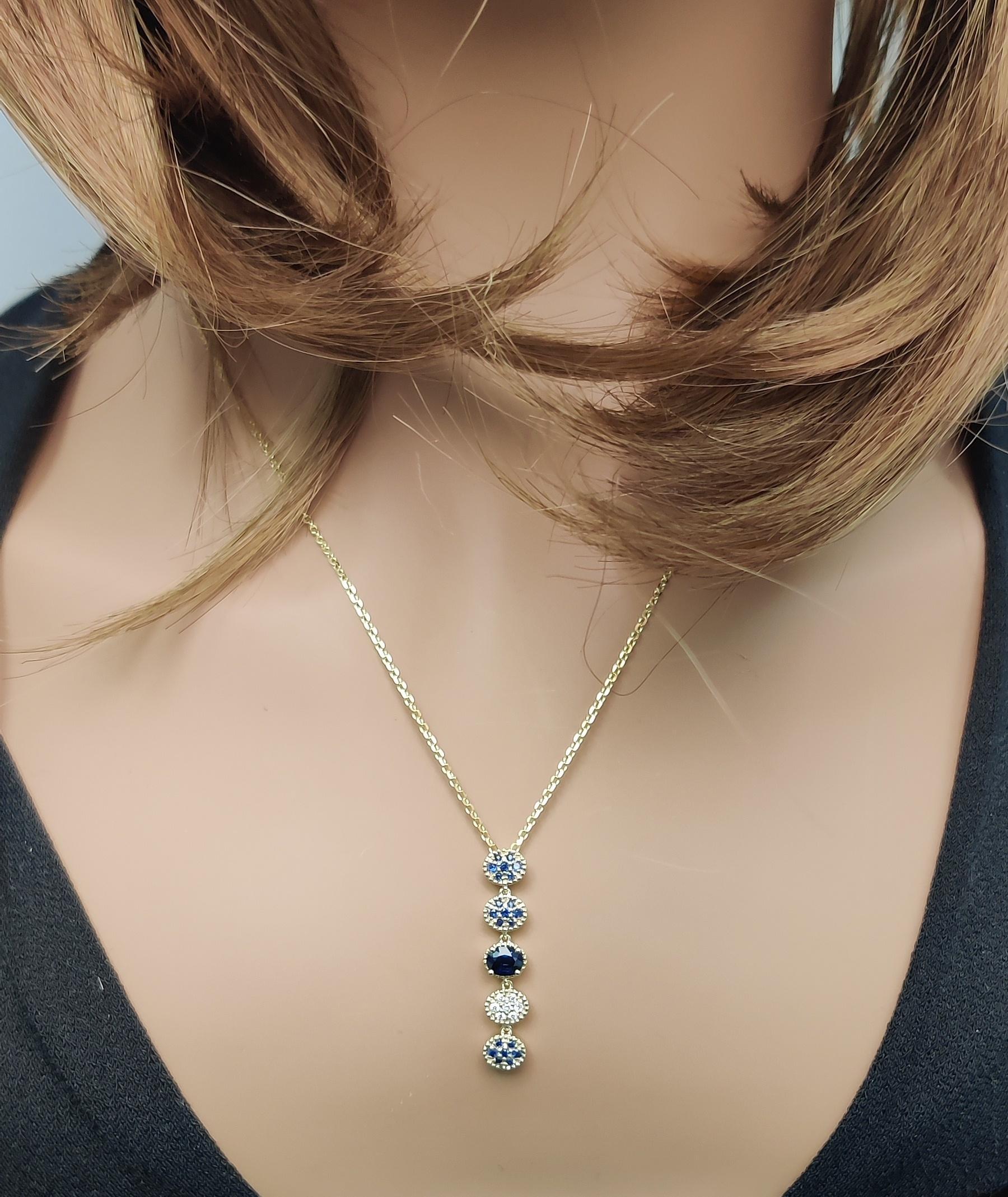 Ciondolo a goccia in oro con zaffiro ovale blu naturale e diamante bianco da 0.76 carati TW In condizioni Nuovo in vendita a New York, NY