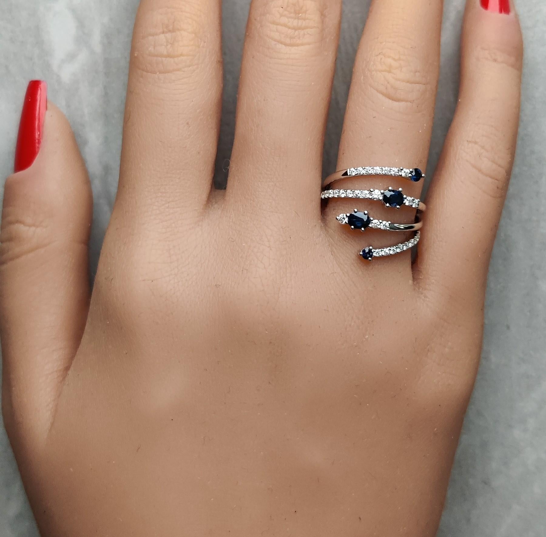 Natural Blue Oval Sapphire and White Diamond 0.90 Carat TW Gold Cocktail Ring In New Condition For Sale In New York, NY