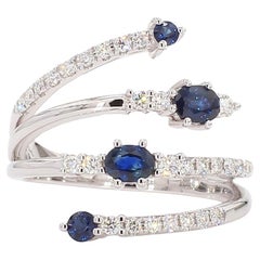 Anillo de cóctel de oro con zafiro ovalado azul natural y diamante blanco de 0.90 quilates TW