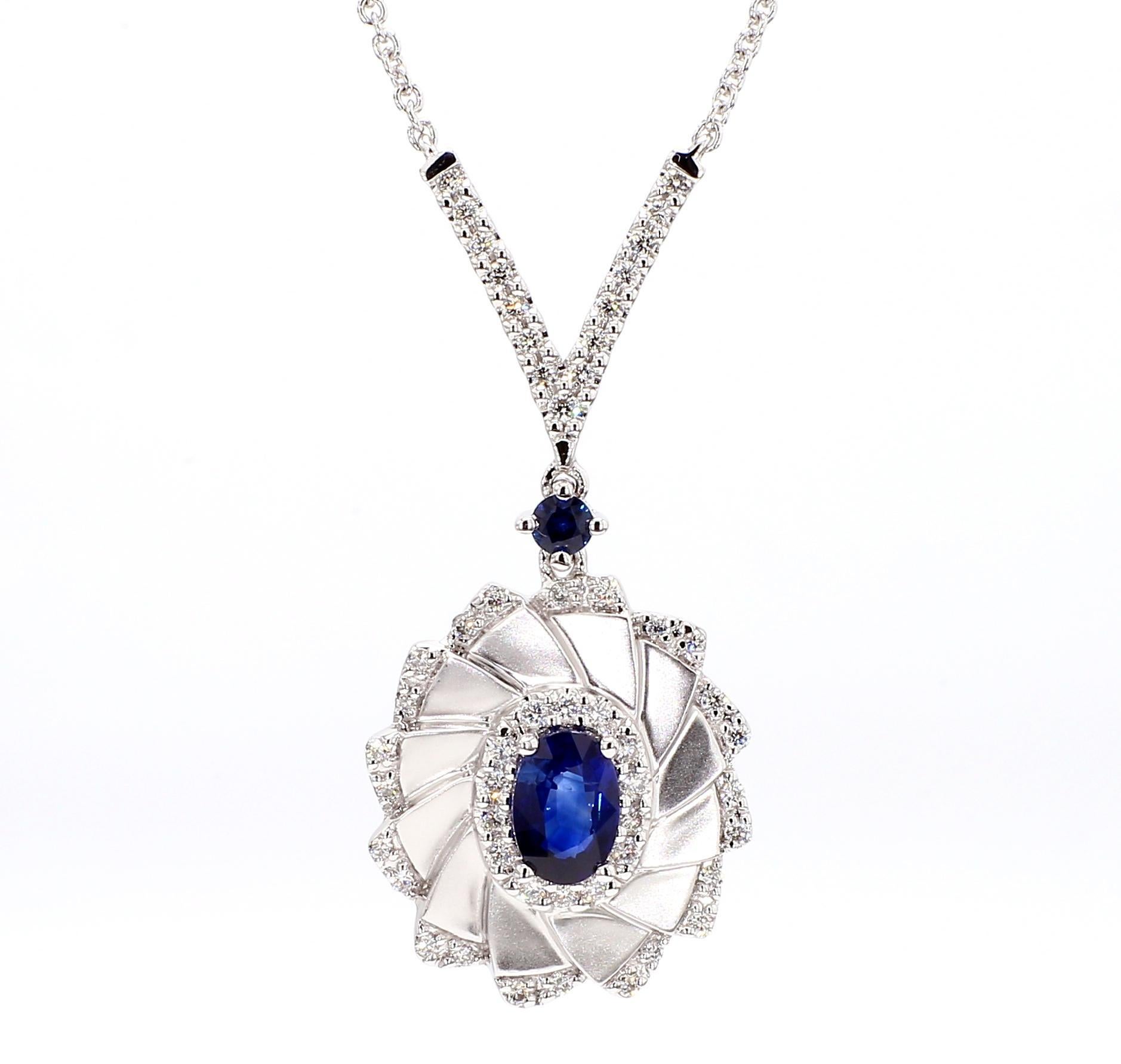 Contemporain Collier en or blanc 0,95 carat poids total, saphir ovale bleu naturel et diamant blanc en vente