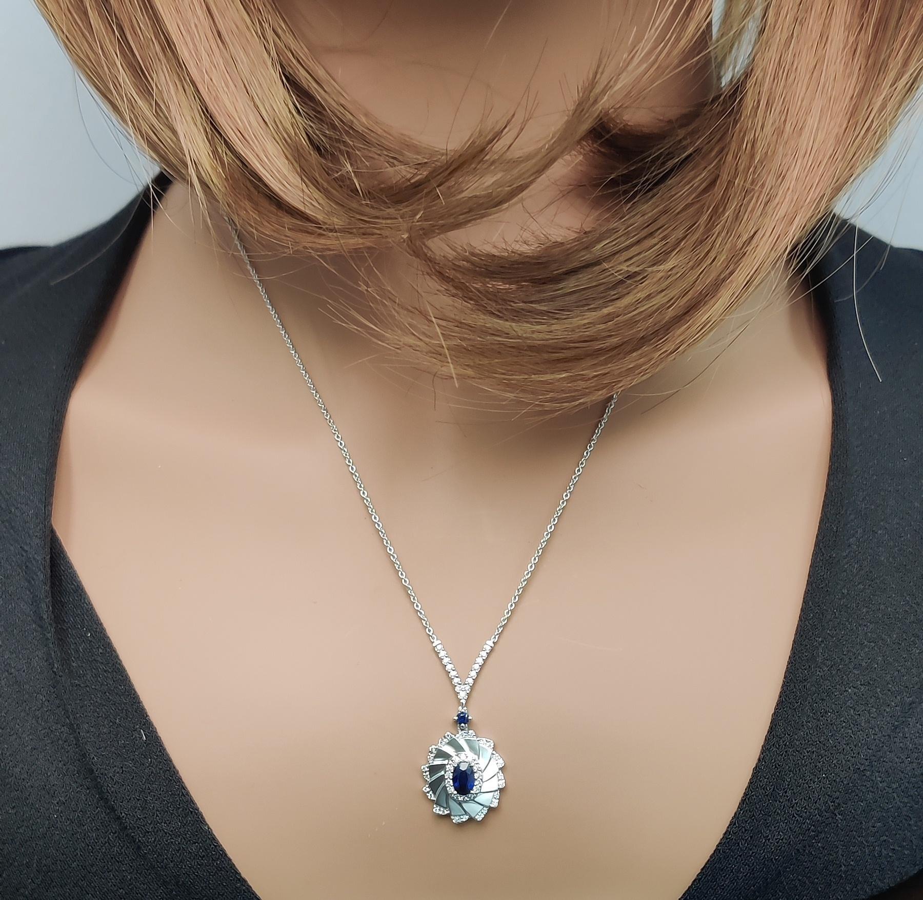 Collier en or blanc 0,95 carat poids total, saphir ovale bleu naturel et diamant blanc Neuf - En vente à New York, NY