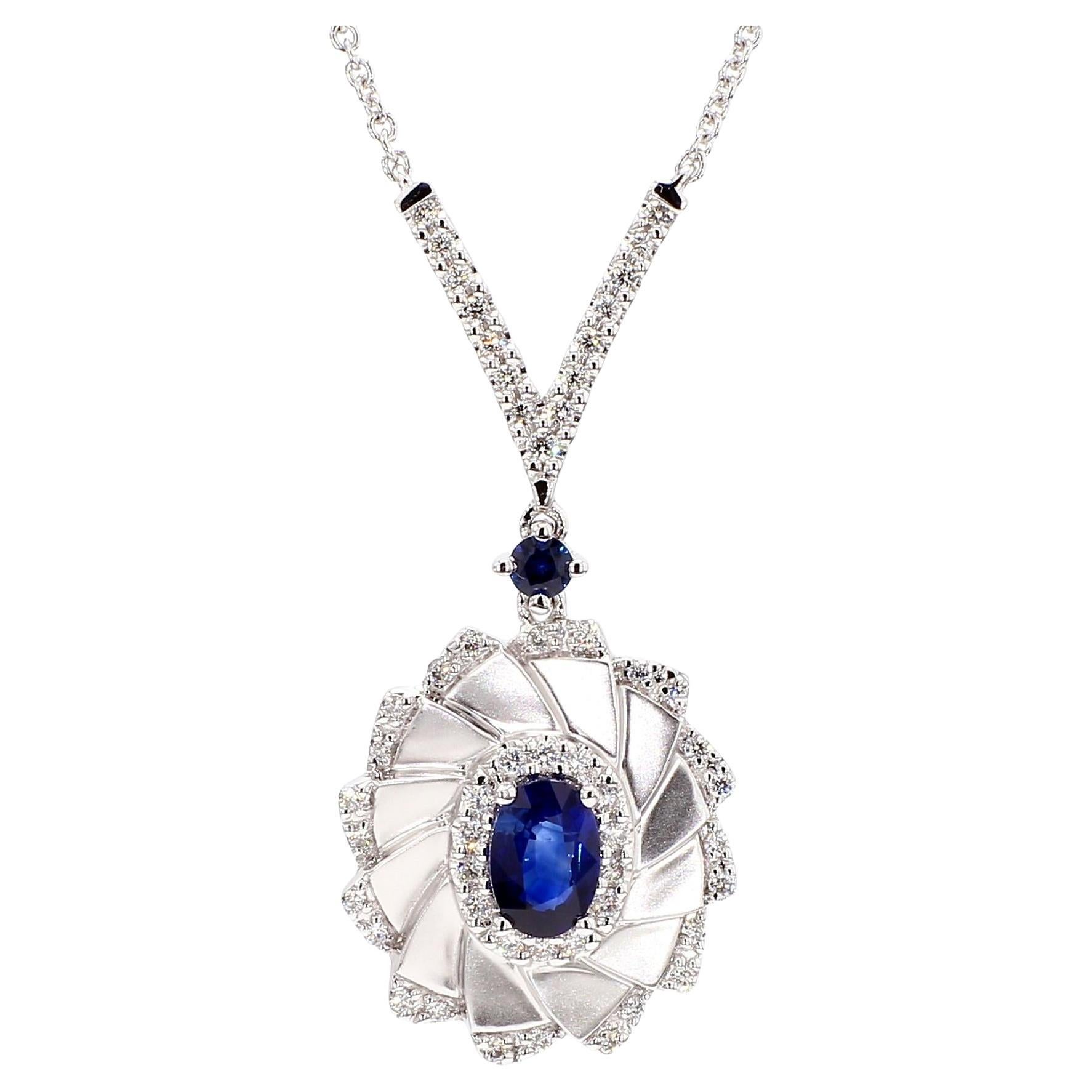 Collana in oro bianco con zaffiro ovale blu naturale e diamante bianco da 0,95 carati TW