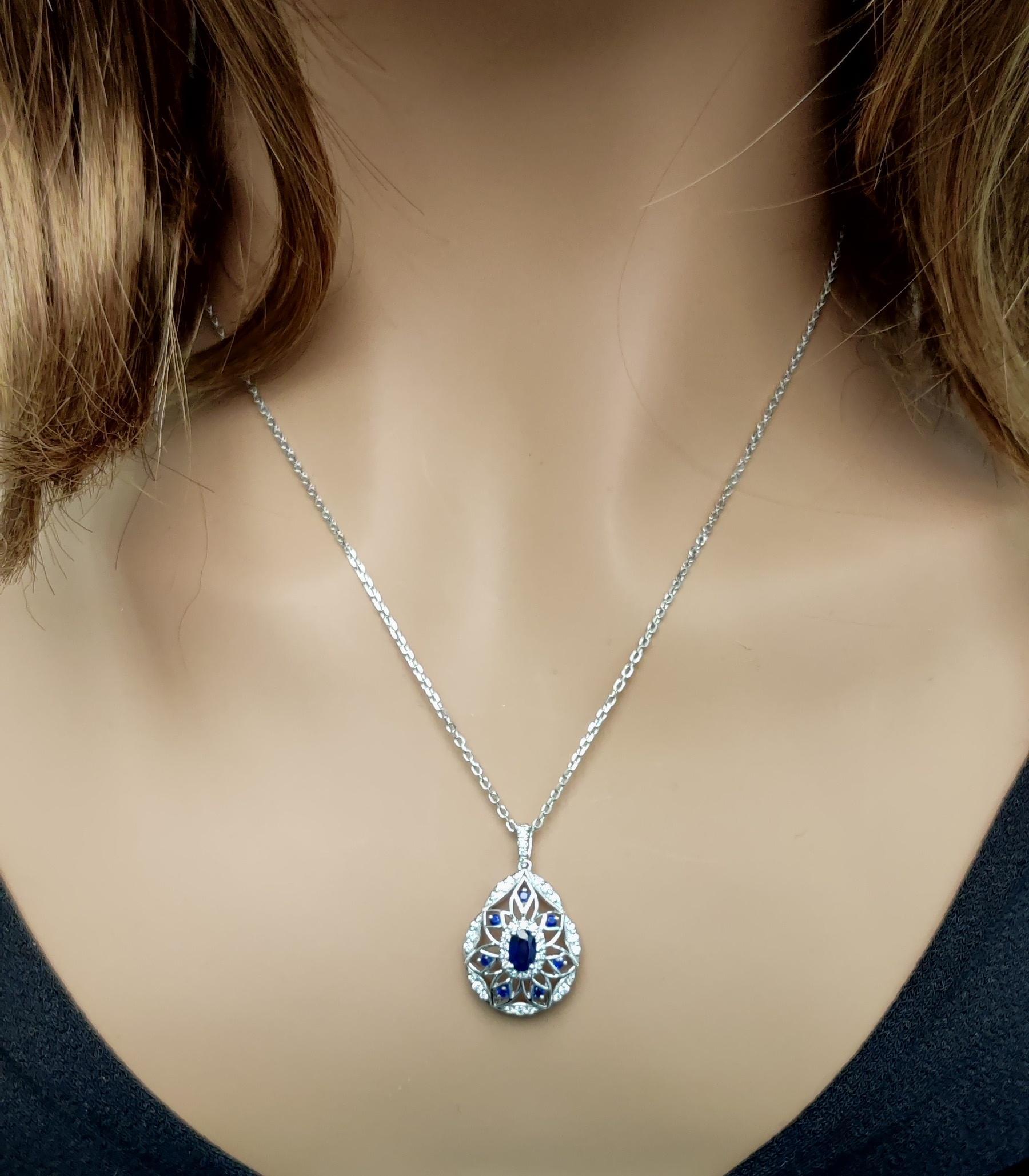 Pendentif en or avec saphir ovale bleu naturel et diamant blanc de 1.08 carat poids total Neuf - En vente à New York, NY