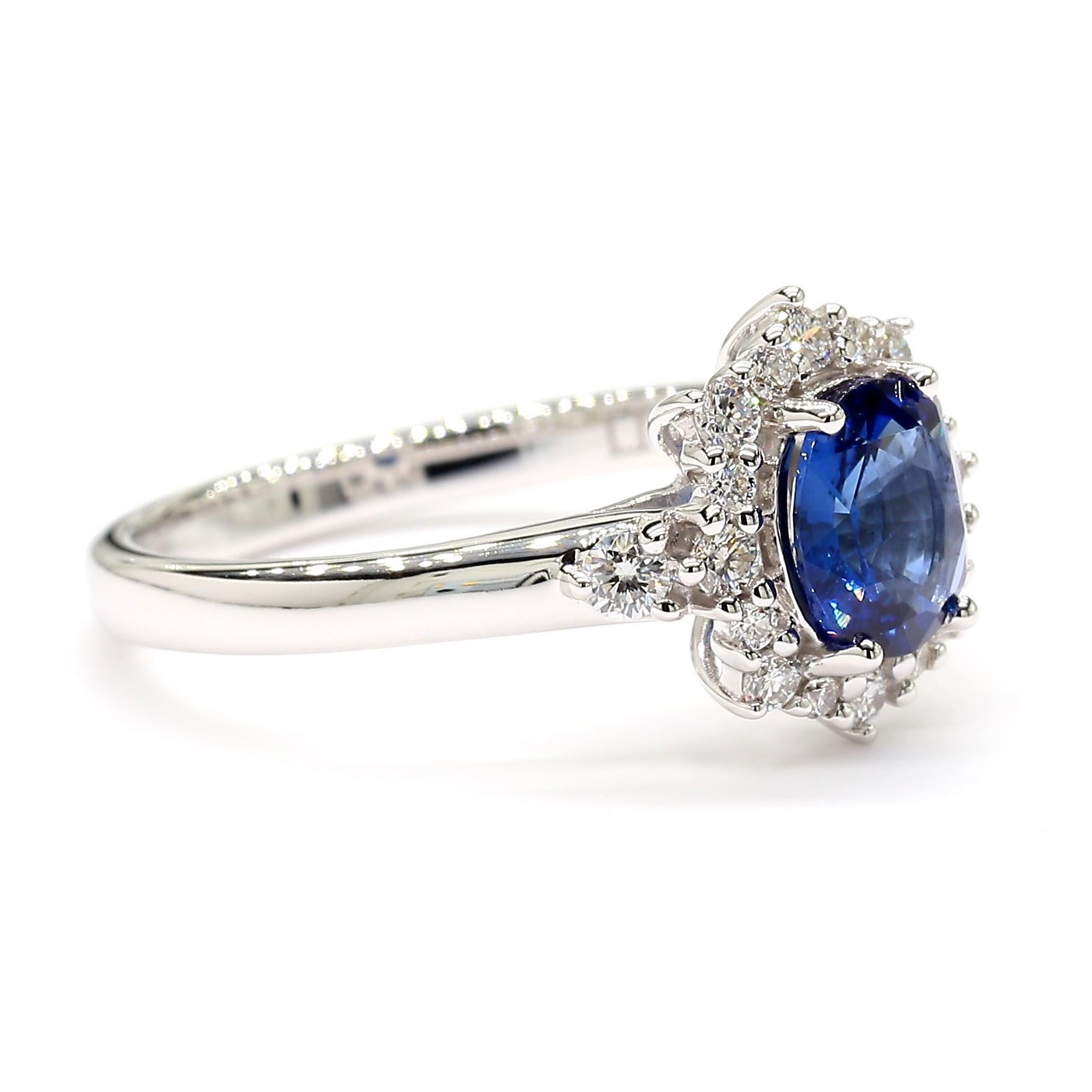 Natürlicher blauer ovaler Saphir und weißer Diamant 1.27 Karat TW Gold Cocktail-Ring (Ovalschliff) im Angebot