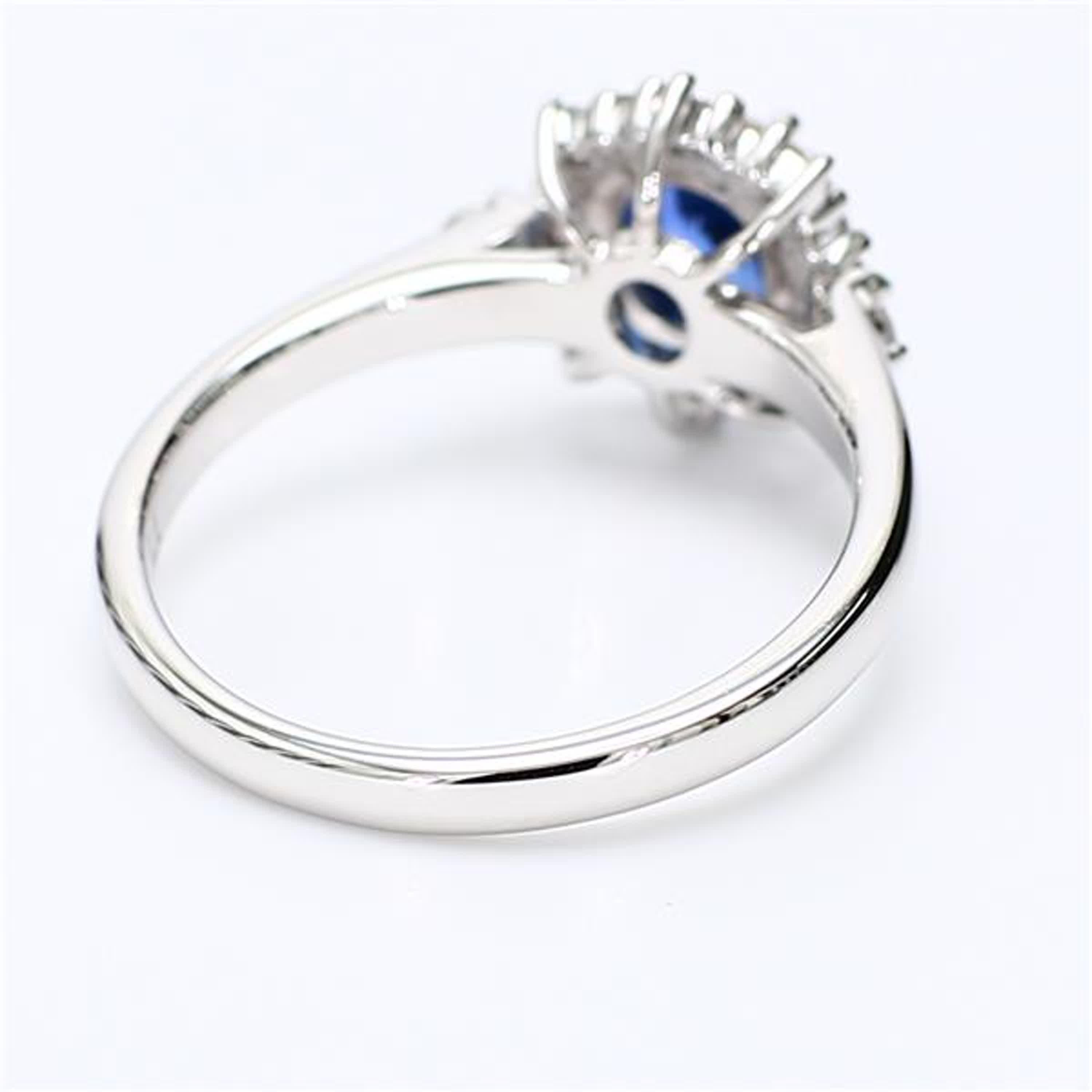 Natürlicher blauer ovaler Saphir und weißer Diamant 1.27 Karat TW Gold Cocktail-Ring im Zustand „Neu“ im Angebot in New York, NY