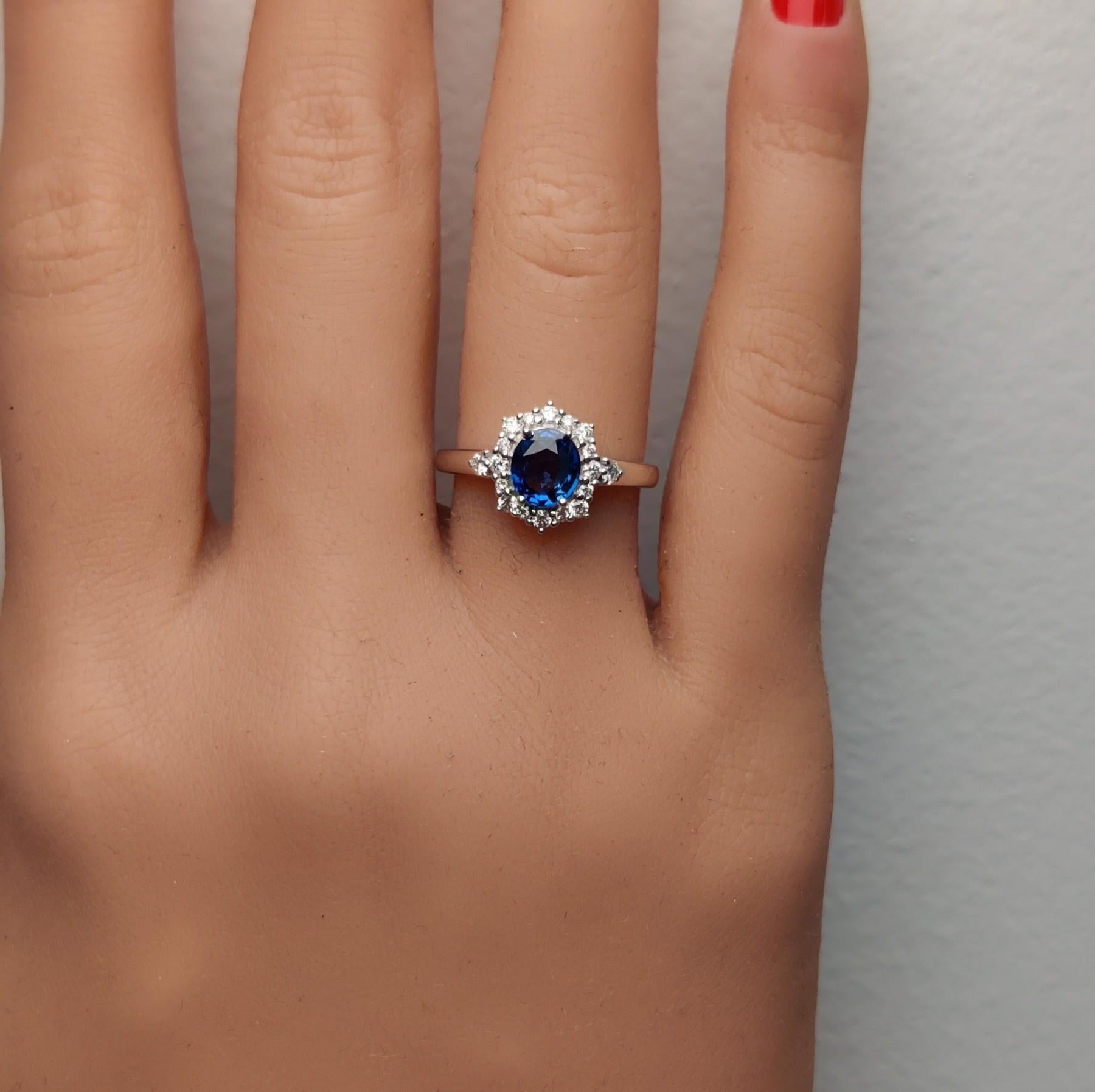 Natürlicher blauer ovaler Saphir und weißer Diamant 1.27 Karat TW Gold Cocktail-Ring im Zustand „Neu“ im Angebot in New York, NY