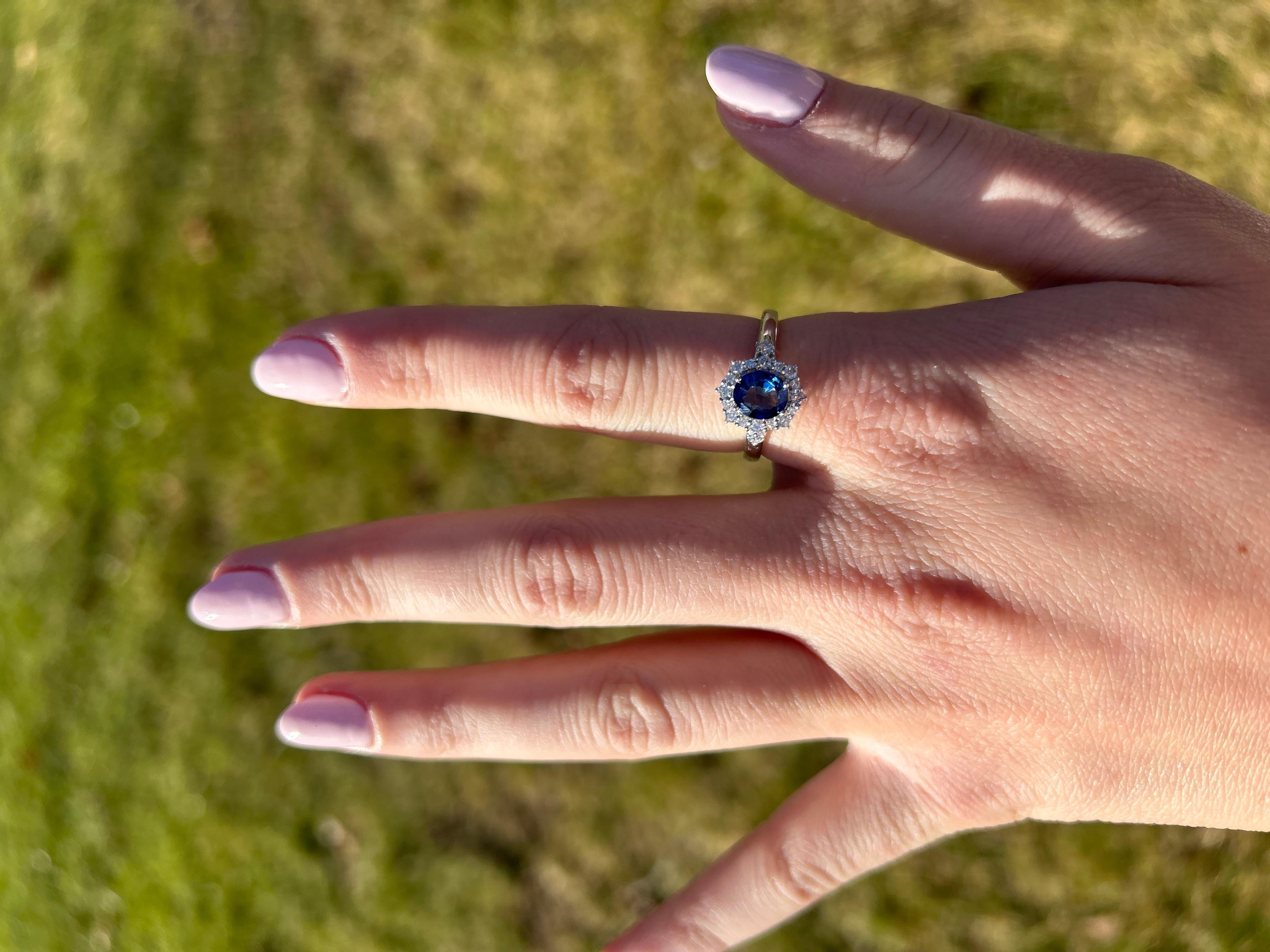 Natürlicher blauer ovaler Saphir und weißer Diamant 1.27 Karat TW Gold Cocktail-Ring im Angebot 3